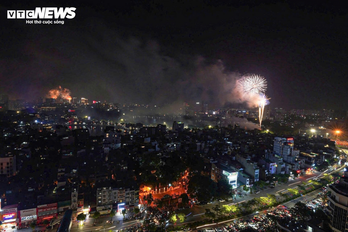 At Thong Nhat (Reunification) Park in the capital, the fireworks display attracts large crowds.