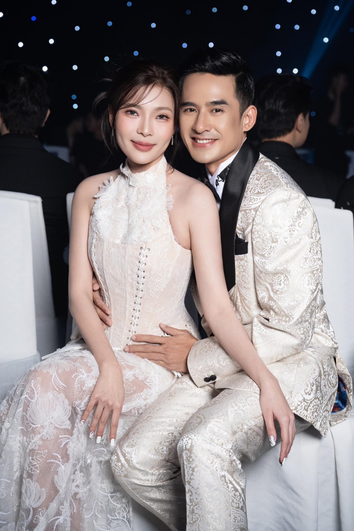 Diễn viên Lương Thế Thành lên tiếng bảo vệ vợ và phủ nhận tin đồn hôn nhân lục đục vì Thúy Diễm có cảnh hôn với bạn diễn nam. Trong bài đăng trên trang cá nhân, Lương Thế Thành khẳng định: "Không có chuyện vợ chồng tôi chia tay hay lục đục vì vấn đề đó. Chúng tôi vẫn rất bình thường và vui vẻ với nhau".