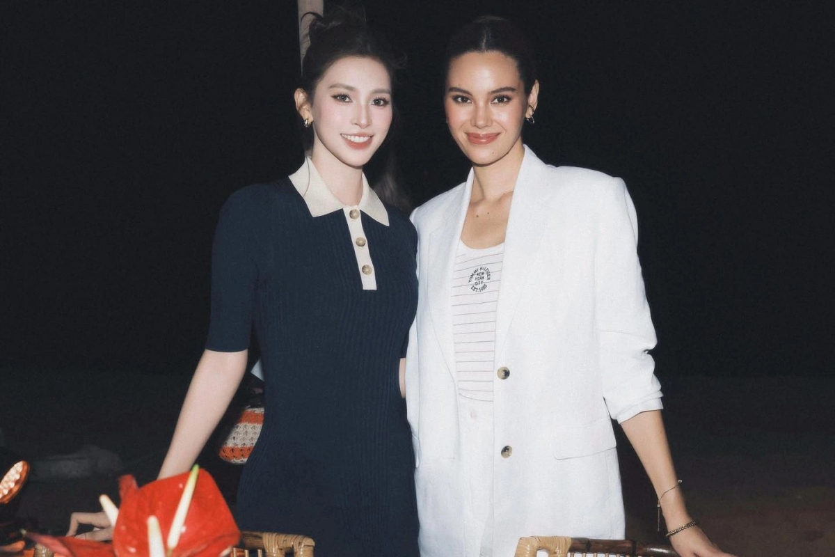Hoa hậu Tiểu Vy được khen nhan sắc 'không lép vế' khi chụp hình cùng Miss Universe 2018 Catriona Gray trong một sự kiện.