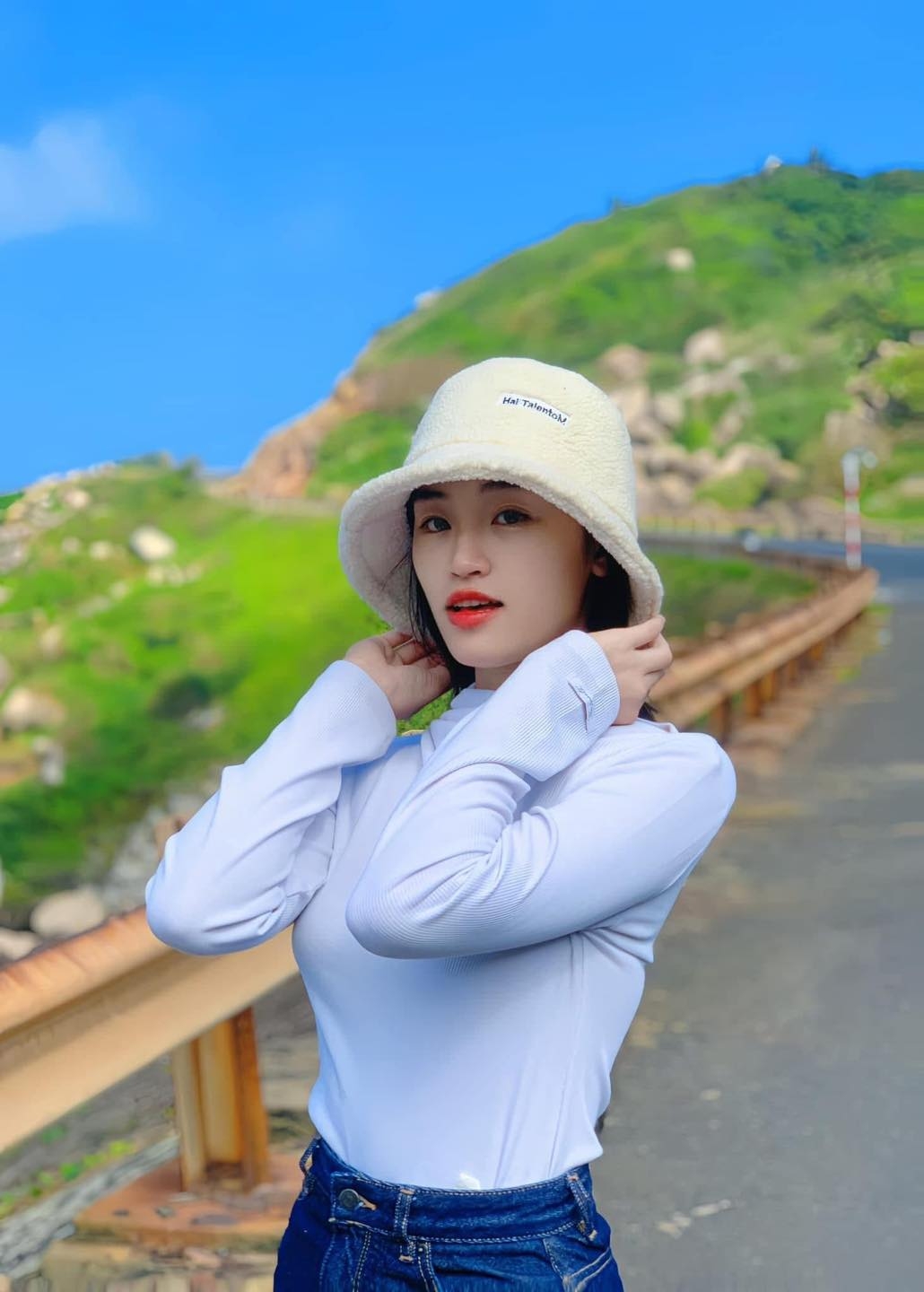 Năm 2024, Yến Nhi từng tham gia Miss Grand Vietnam và dừng chân ở top 15. Tại mùa giải năm nay, cô cho thấy sự trưởng thành qua từng vòng thi. Cô lọt vào top 5 Grand Heat, top 5 Người đẹp thời trang và top 10 Grand Voice.