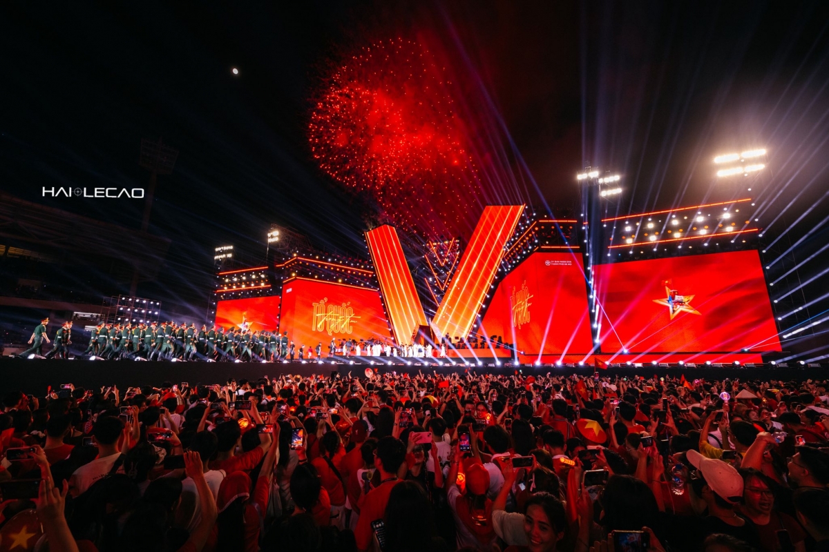 Tại Sân vận động Mỹ Đình, hơn 50.000 người đã cùng hòa giọng hát “Tiến quân ca” trong đêm “Tổ quốc trong tim”. Ảnh: Hải Lê Cao