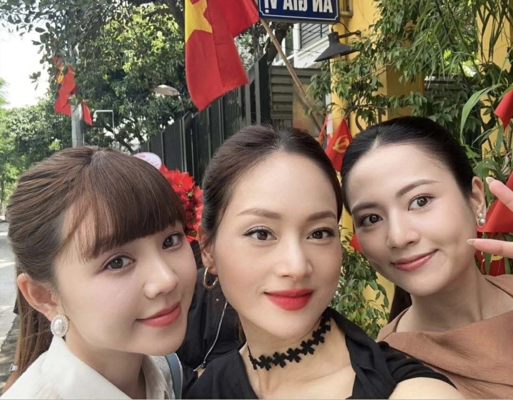 Sao Việt 20/9: Diễn viên Lan Phương dành thời gian cho công việc ngay sau khi hoàn tất thủ tục ly hôn với ông xã người Anh David Duffy. Cô chia sẻ trên trang cá nhân bức ảnh chụp chung với Quỳnh Kool và Việt Hoa khi cả ba hội ngộ tại phim trường nhưng chưa hé lộ dự án.