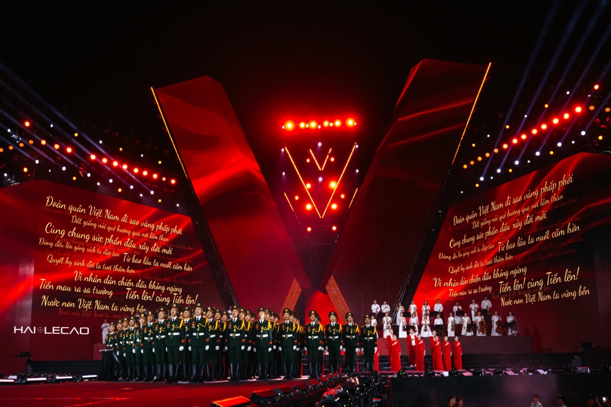 Hàng nghìn khán giả hát "Tiến quân ca" trong đêm nhạc "Tổ quốc trong tim". Ảnh: Hải Lê Cao