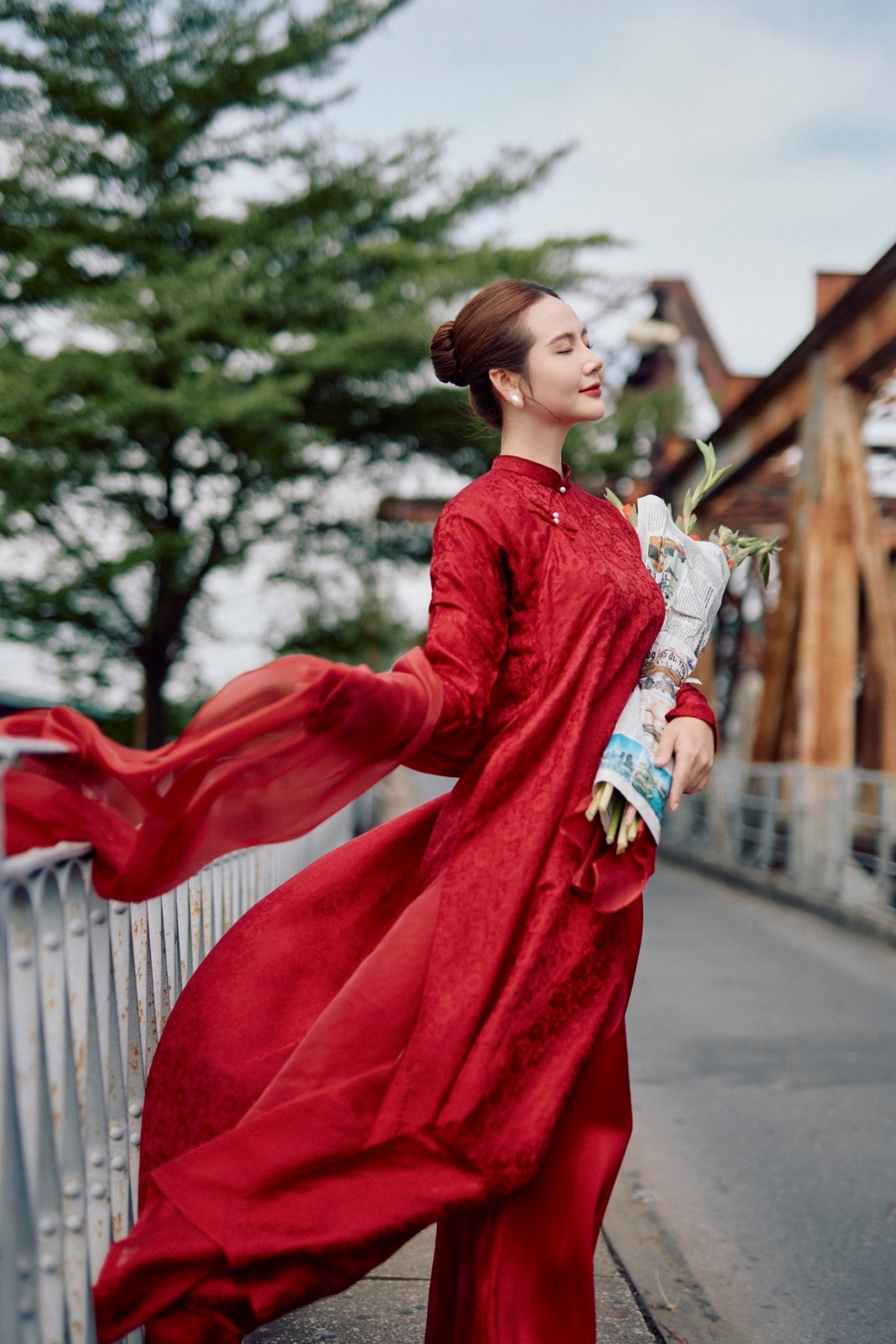 Mới đây, Huyền Lizzie gây chú ý khi đăng tải trên TikTok đoạn clip diện váy cưới trắng rạng rỡ. Hình ảnh nhanh chóng lan truyền, làm dấy lên tin đồn nữ diễn viên chuẩn bị tái hôn sau 6 năm ly hôn và làm mẹ đơn thân. Tuy vậy, Huyền Lizzie đã phủ nhận tin đồn kết hôn lần hai và cho biết hình ảnh váy cưới chỉ nằm trong dự án phim mới.