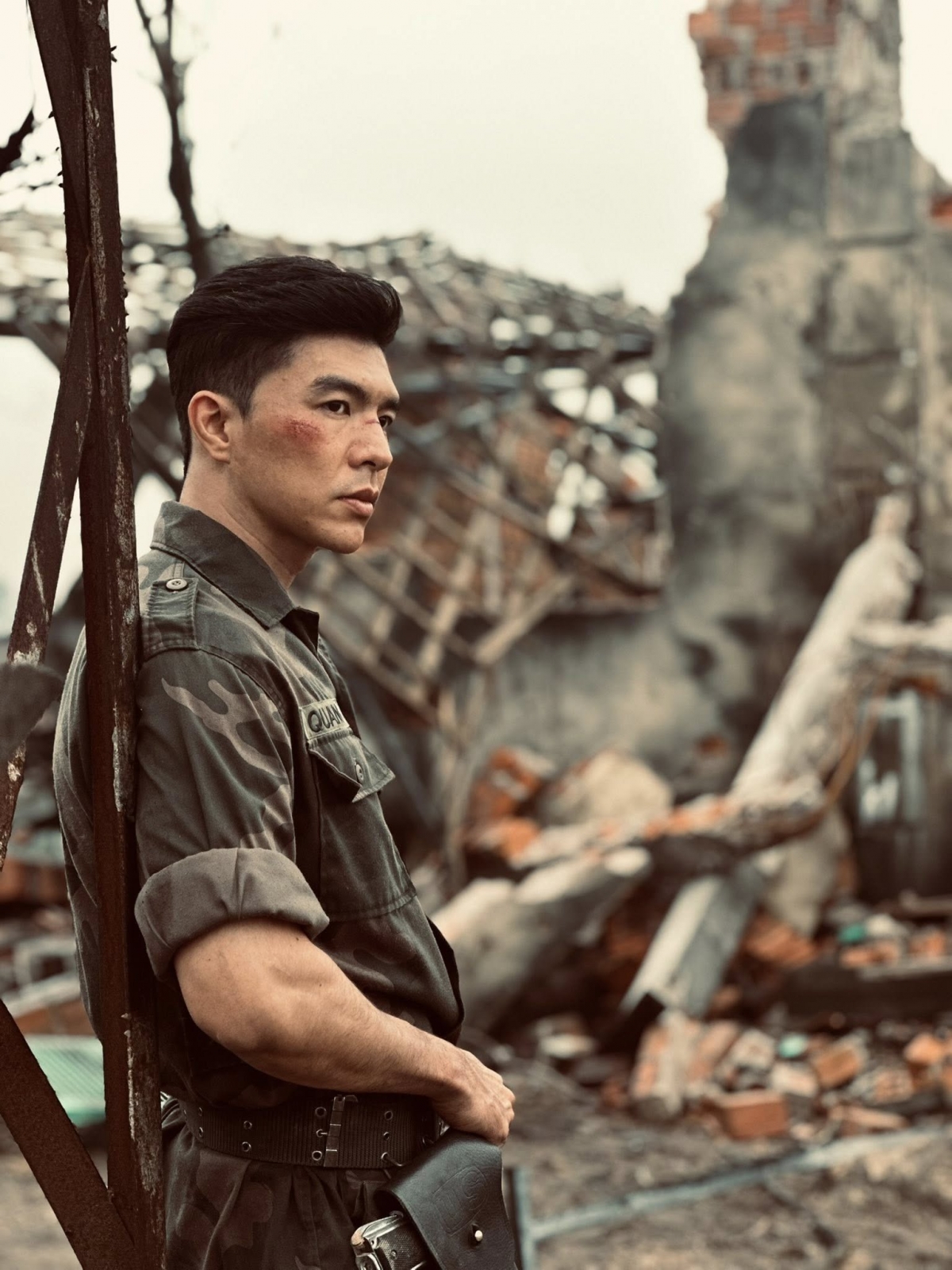 Tạo hình nhân vật Quang do Steven Nguyễn thủ vai trong Mưa đỏ