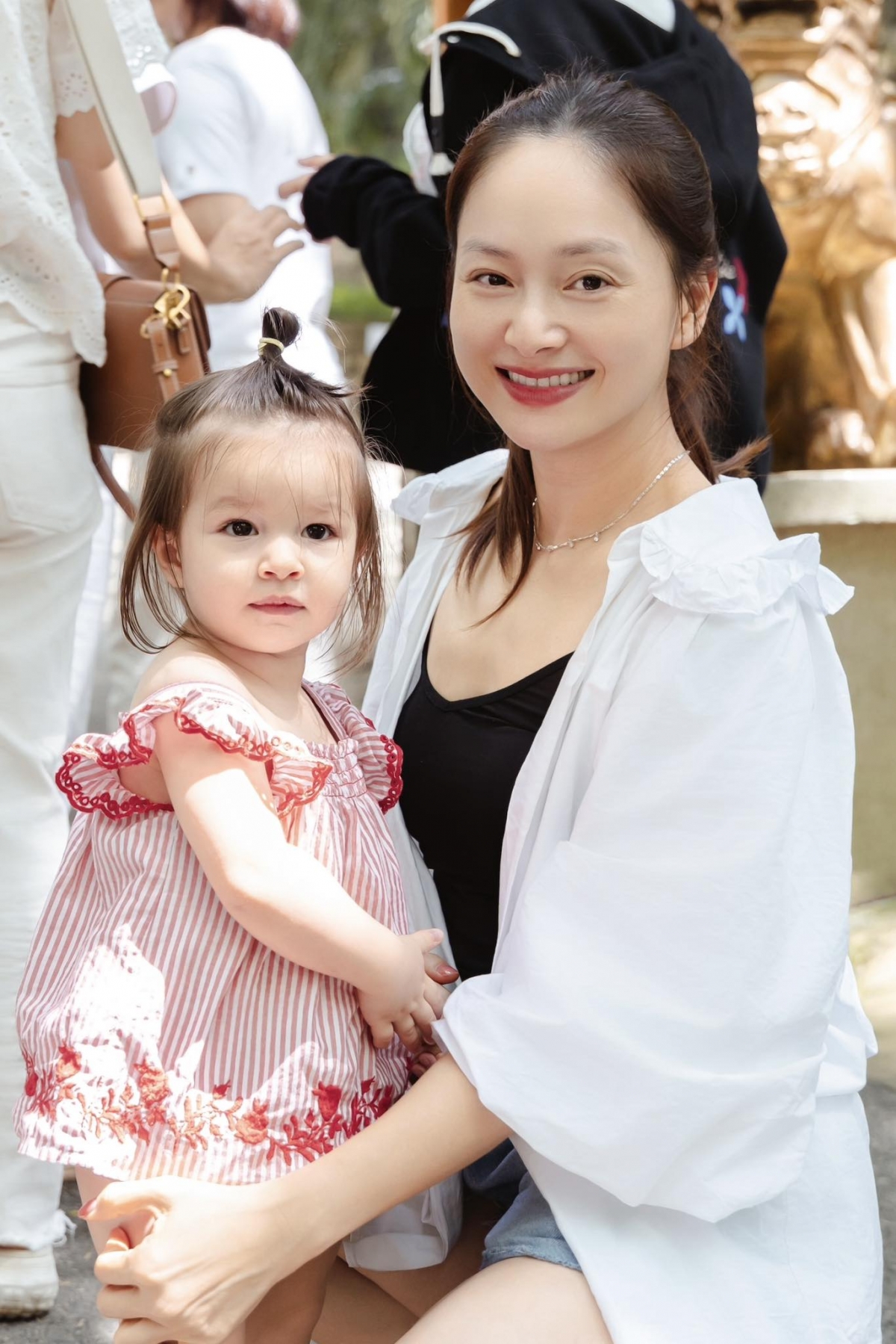 Lan Phương địu con gái thứ hai tới Tòa án Nhân dân thành phố Hà Nội theo lịch sơ thẩm xét xử vụ ly hôn giữa cô và ông xã người Anh - David Duffy. Nữ diễn viên cho biết con gái ốm, sốt cao, bám mẹ, vì vậy cô phải đưa con theo cùng để sau đó đưa bé đi khám bệnh.