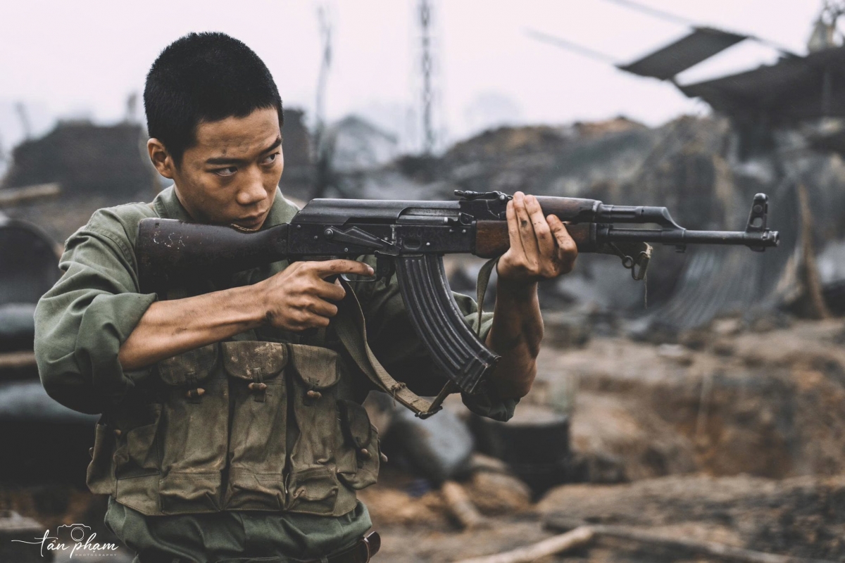 Với “Mưa đỏ”, Trần Gia Huy đã chứng minh sự trưởng thành vượt bậc ngay trong vai diễn điện ảnh đầu tay.