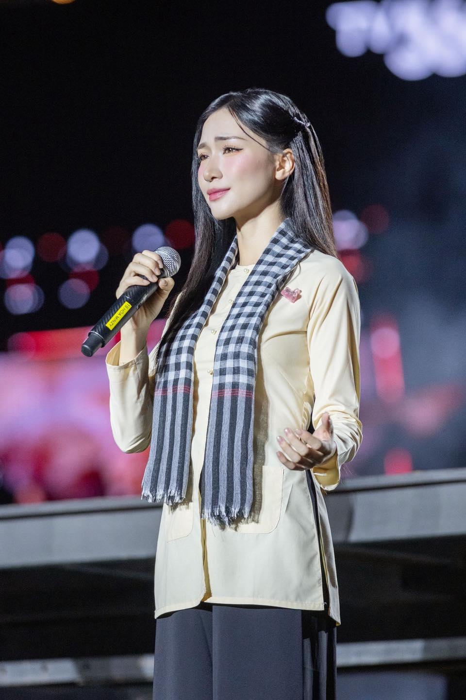 Hòa Minzy thông báo kênh youtube của mình đã chính thức đạt trên 1 tỷ views và cán mốc hơn 3 triệu người theo dõi.