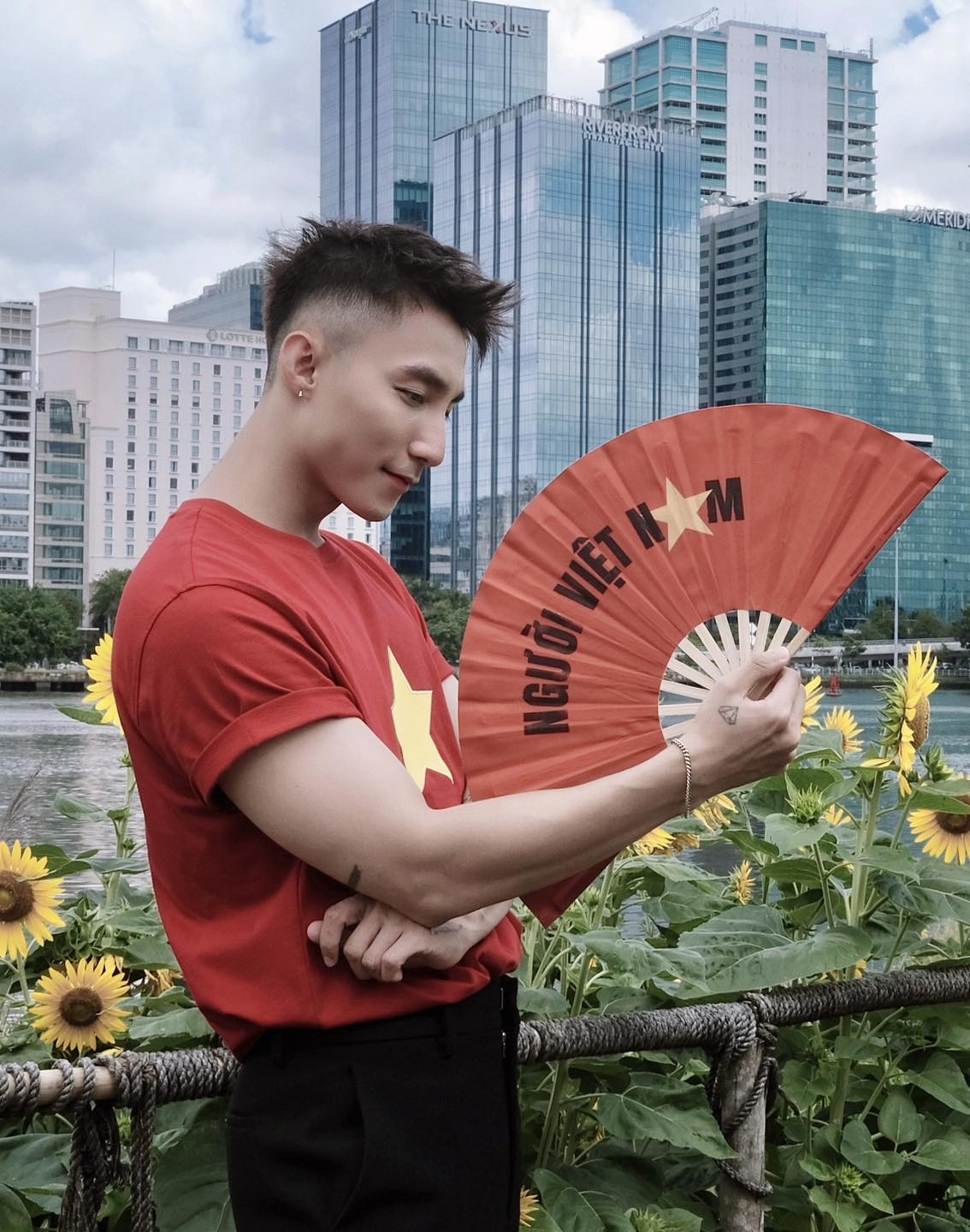 Sơn Tùng M-TP gây chú ý với loạt hình diện trang phục cờ đỏ sao vàng, kết hợp phụ kiện là chiếc quạt in dòng chữ “Người Việt Nam”. “Tùng vô cùng biết ơn những thế hệ cha ông đã ngã xuống để chúng ta được sống trong hòa bình”, nam ca sĩ chia sẻ.