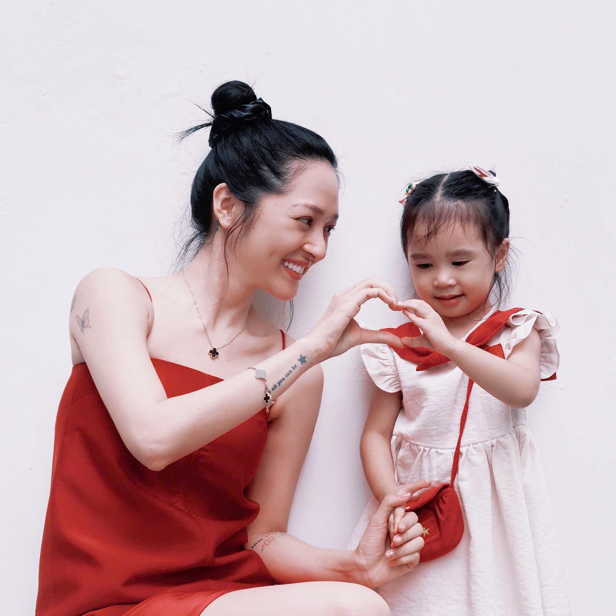 Bảo Anh chia sẻ nỗi niềm mẹ bỉm sữa khiến nhiều người đồng cảm. Cô viết: "Người lớn thì muốn giảm cân nhưng trẻ con thì cứ muốn mập rồi nhận xét sao nuôi con ốm quá".