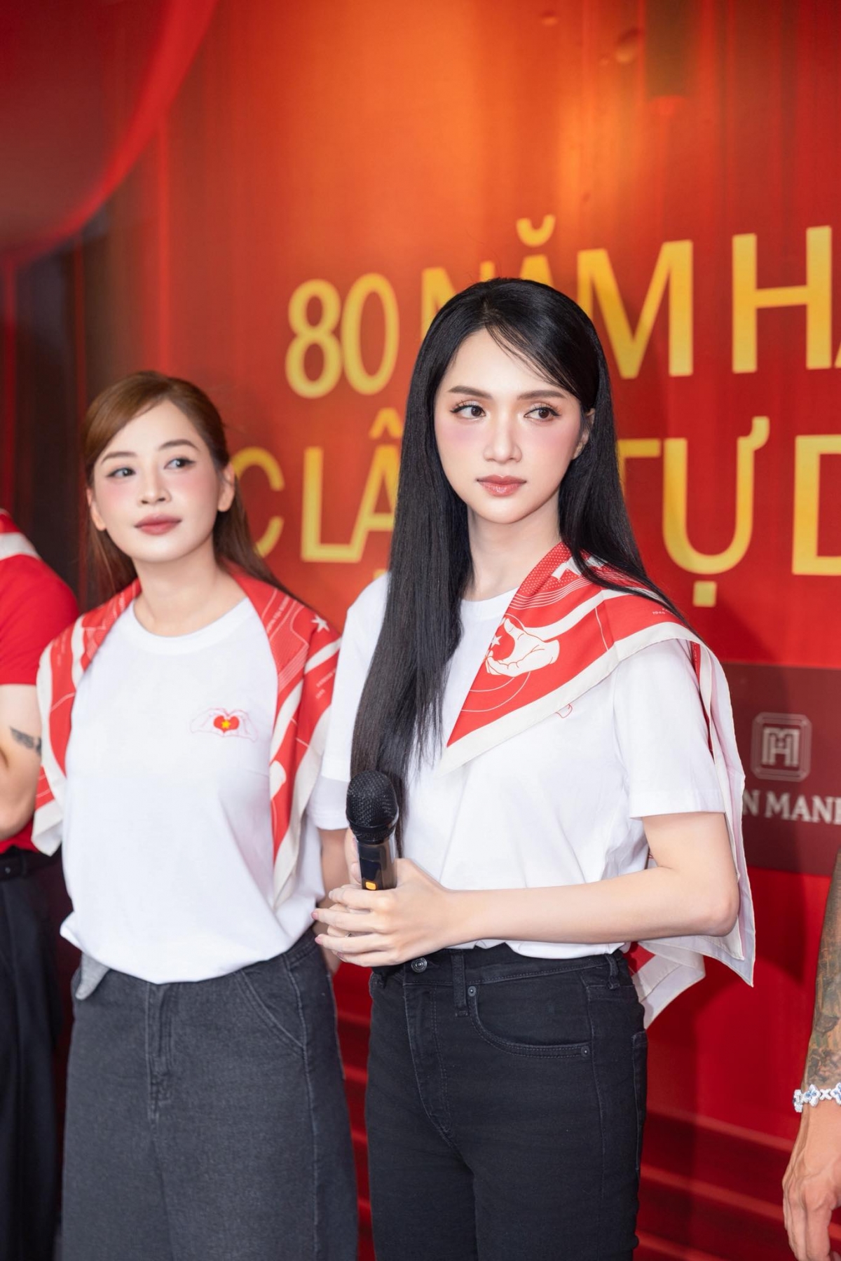 Hoa hậu Hương Giang chuyển khoản 100 triệu đồng đến tài khoản Mặt trận Tổ quốc Việt Nam – Ban Cứu trợ Trung ương.