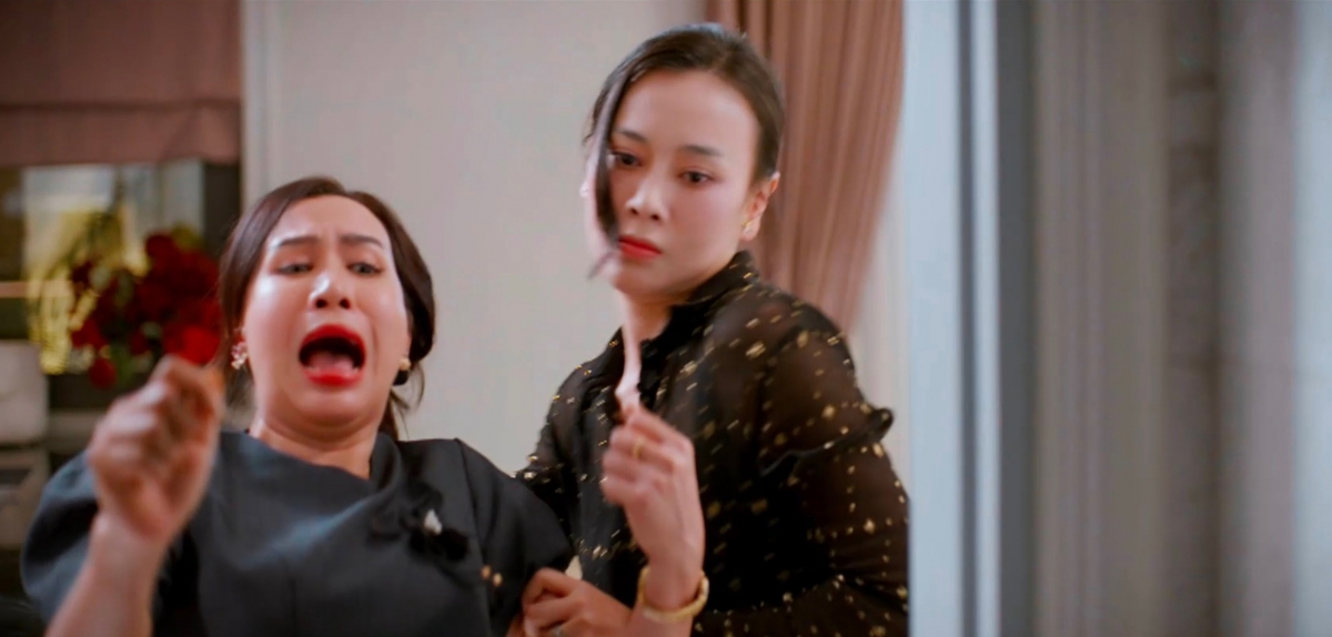 Phân cảnh Mỹ Anh (Phương Oanh) dạy cho Hồng (Thanh Mai) một bài học vì bắt nạt con trai mình