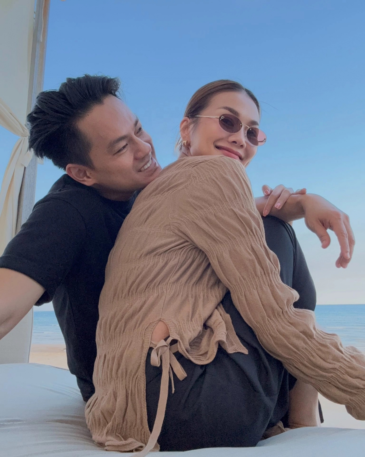 Vợ chồng Thanh Hằng 'tình thương mến thương' khi ngắm biển. Dù bận rộn, cặp sao thường dành thời gian cho những chuyến hẹn hò.