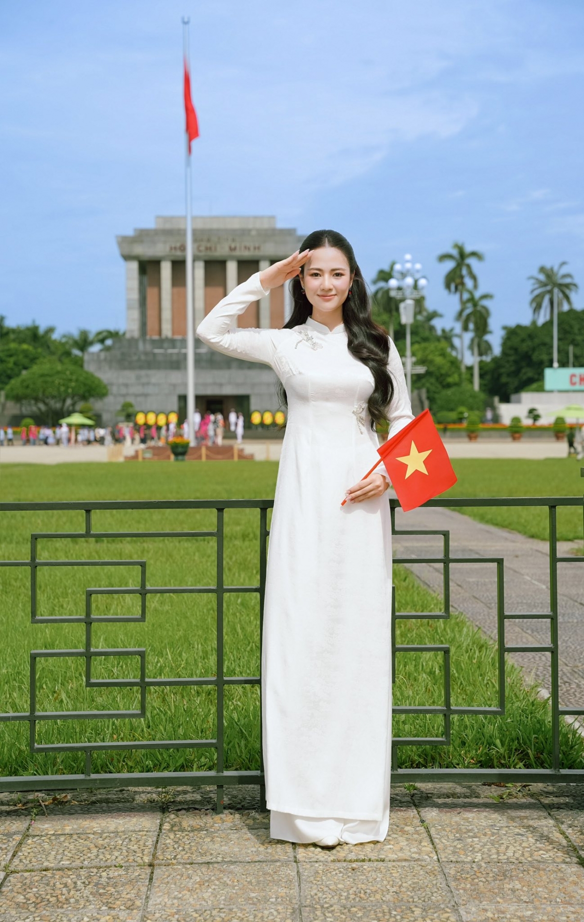 Diễn viên Việt Hoa chụp ảnh kỷ niệm tại Quảng trường Ba Đình: “Mỗi bước chân, một niềm tự hào Tổ quốc”. Cô là nghệ sĩ tham gia khối Văn hóa – Thể thao trong Lễ diễu binh, diễu hành kỷ niệm 80 năm Quốc khánh 2/9.