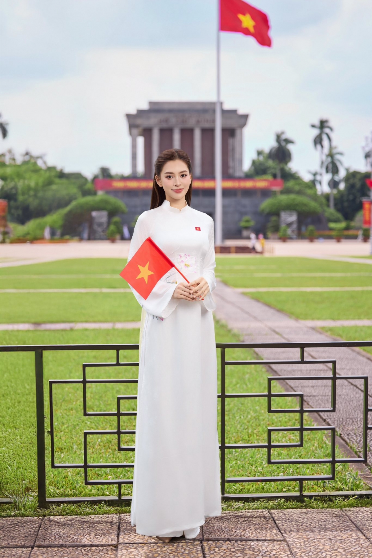 Hoa hậu Tiểu Vy cũng góp mặt trong đoàn diễu hành của Khối Văn hóa - Thể thao. Cô chia sẻ: "Những khoảnh khắc để ghi nhớ sự hy sinh của các thế hệ đi trước. Hôm nay Vy có thể đứng ở đây, tận hưởng từng niềm vui bình dị là nhờ máu xương và lòng dũng cảm mà cha ông đã đánh đổi".