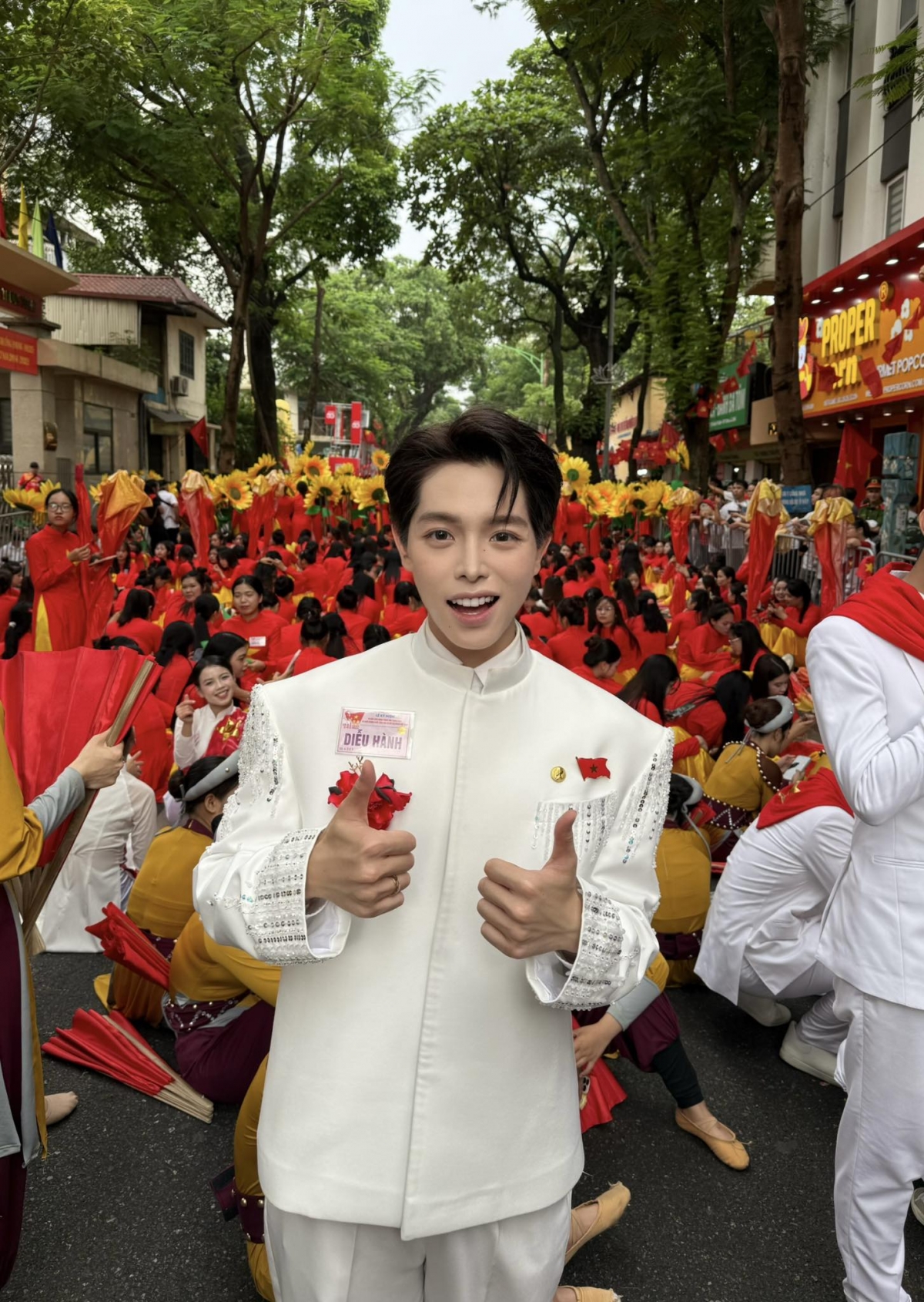 “Hướng về Đại lễ. Ngay lúc này Đức Phúc đã sẵn sàng cho Lễ Kỷ niệm diễu binh, diễu hành A80 sáng nay”, ca sĩ Đức Phúc bày tỏ.