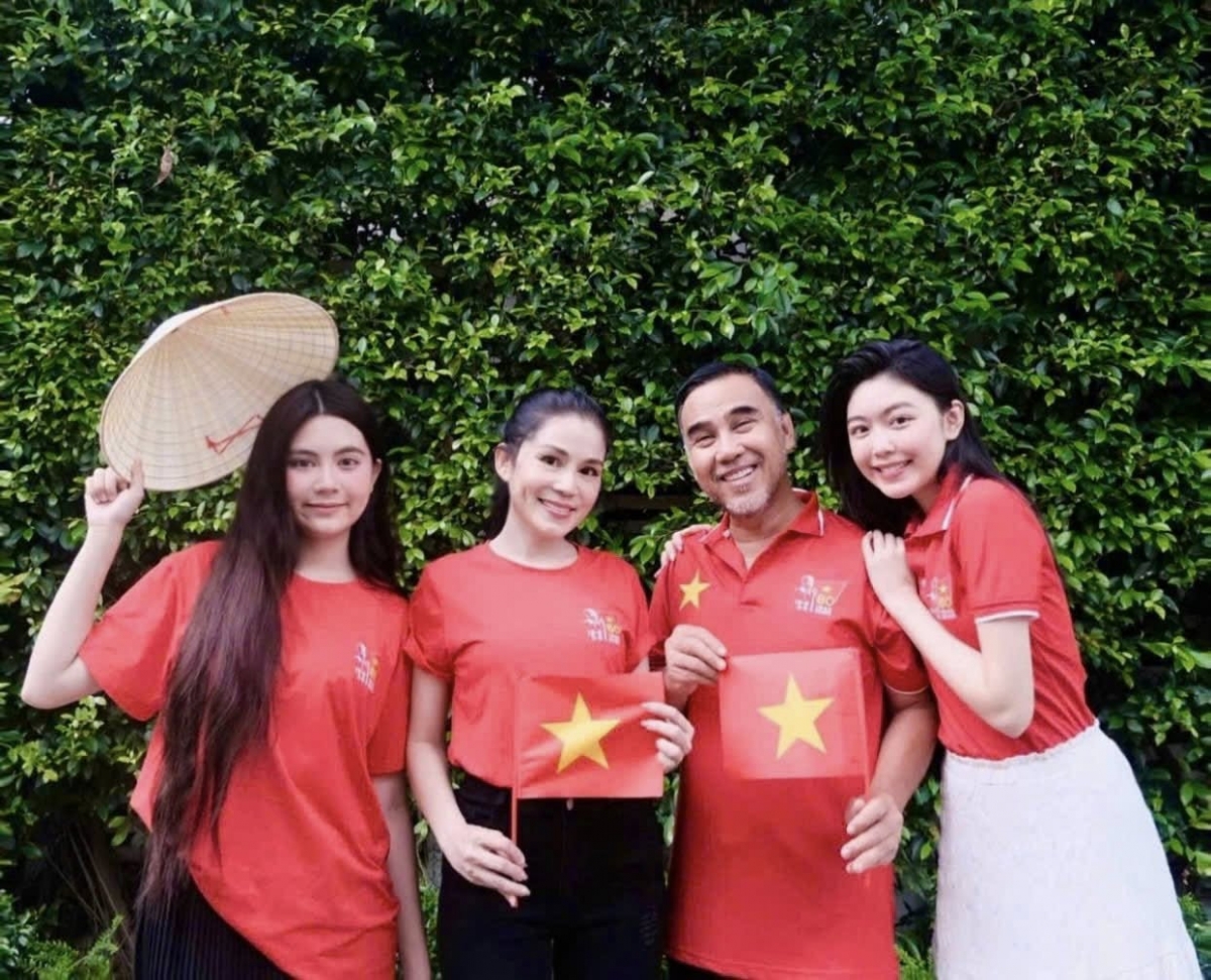 Quyền Linh chia sẻ bộ ảnh cả gia đình cùng diện áo cờ đỏ sao vàng và cầm trên tay lá cờ Tổ quốc. Nam diễn viên chia sẻ: "Mừng 80 năm Tết Độc lập. Chúc cả nhà kỳ nghỉ lễ nhiều niềm vui". Trong ảnh, anh rạng rỡ bên cạnh vợ - doanh nhân Dạ Thảo và con gái Lọ Lem, Hạt Dẻ. (Nguồn: FBNV)