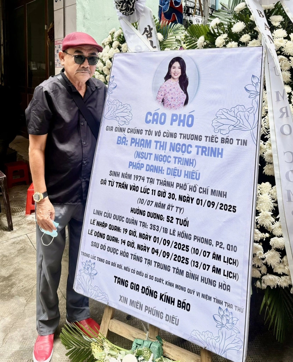 Nhiều đồng nghiệp, bạn bè đến viếng nghệ sĩ Ngọc Trinh không giấu được sự xúc động, bày tỏ niềm tiếc thương trước sự ra đi đột ngột của chị.