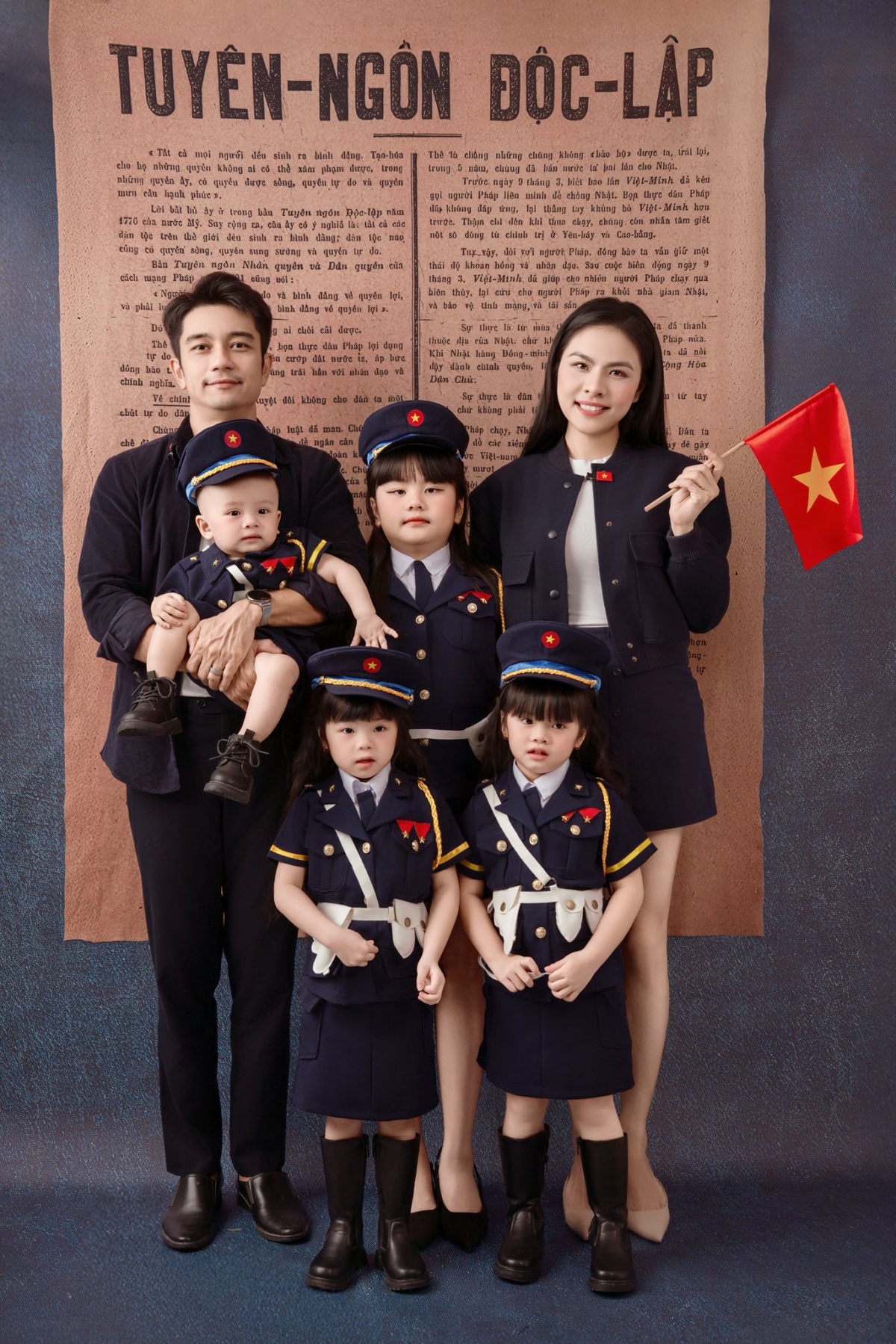 Gia đình diễn viên Vân Trang hưởng ứng tinh thần ngày Quốc khánh 2/9. Cô cũng là 1 trong 80 nghệ sĩ được chọn để góp giọng hoà ca trên sân khấu của Lễ diễu binh, diễu hành kỷ niệm 80 năm Quốc khánh nước nước CHXHCN Việt Nam.