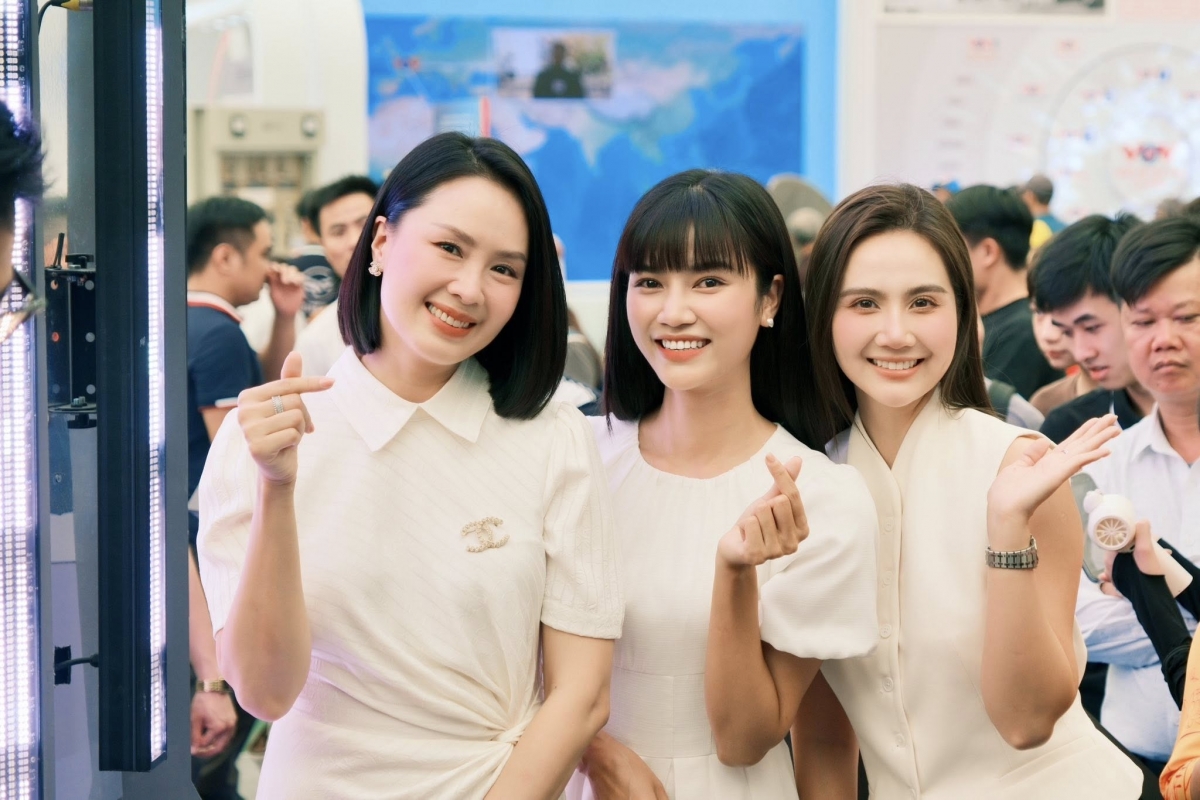 Dàn mỹ nhân VTV Hồng Diễm, Anh Đào, Huyền Lizzie khoe sắc ở triển lãm thành tựu đất nước “80 năm hành trình Độc lập - Tự do - Hạnh phúc”.