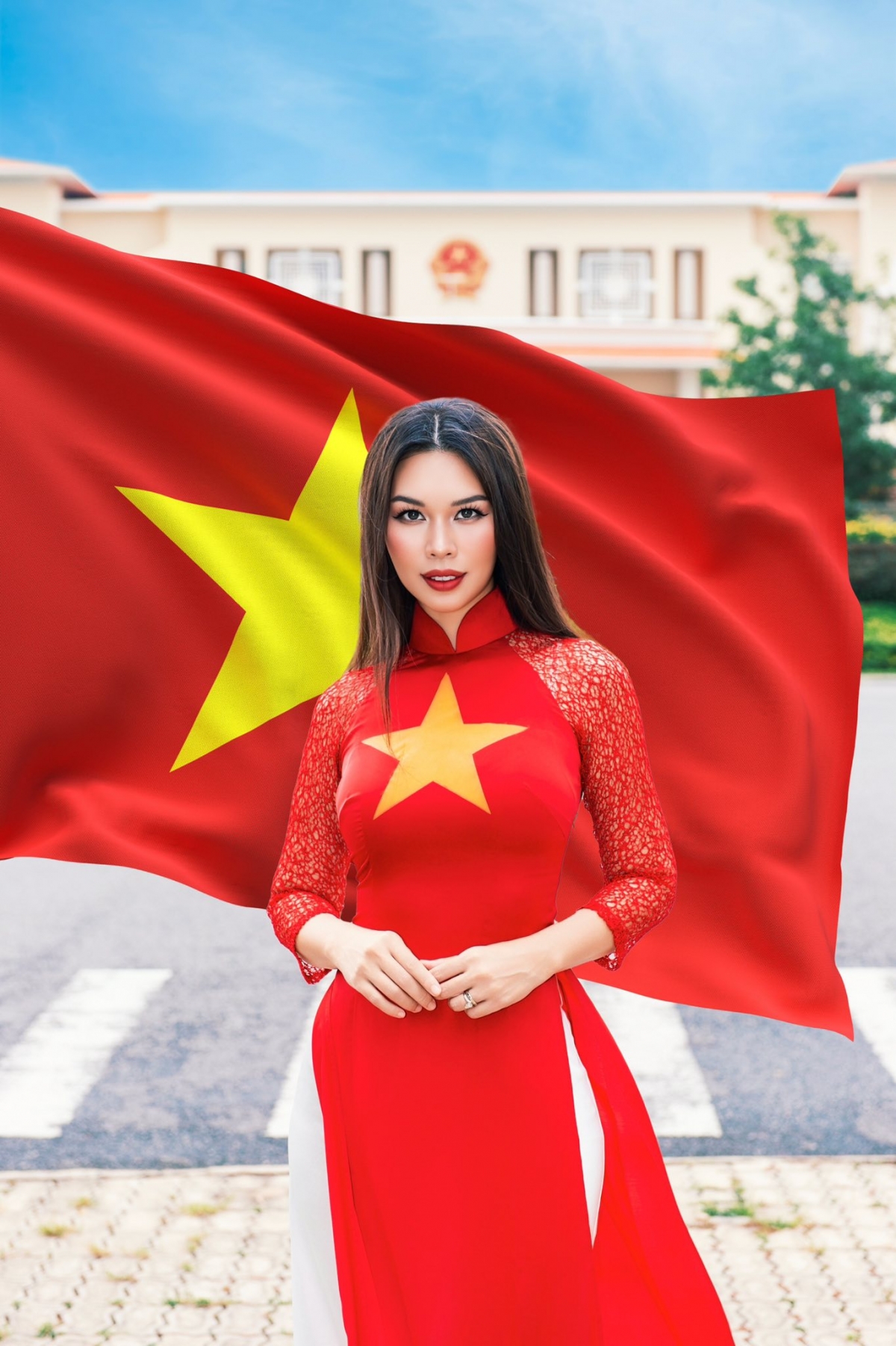 Người mẫu Hà Anh diện áo dài cờ đỏ sao vàng, bày tỏ: “Thương yêu mừng 80 năm Quốc khánh Đất nước Việt Nam của chúng ta! Mãi mãi chung lòng giữ Hoà bình - Độc lập”.