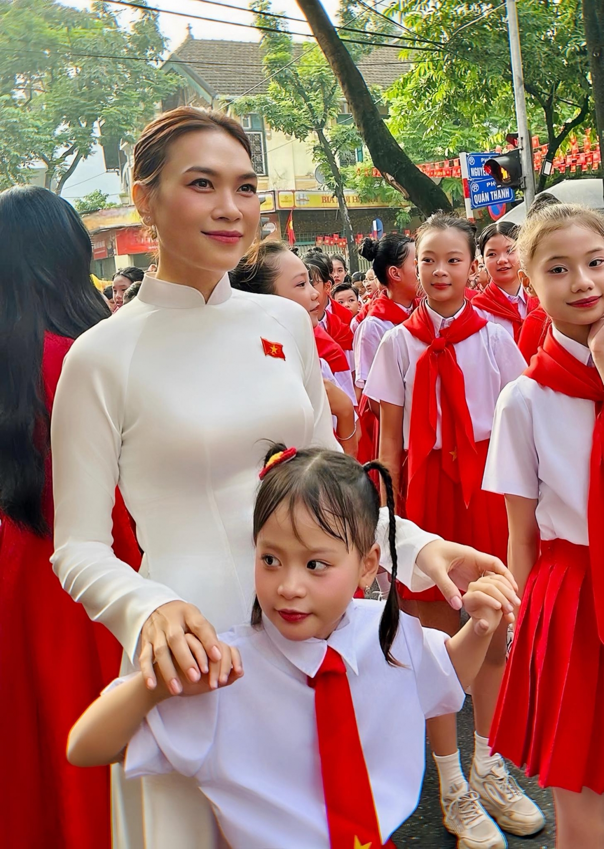 Mỹ Tâm được chọn là ca sĩ hát trong chương trình nghệ thuật đặc biệt sau lễ diễu binh, diễu hành tại Quảng trường Ba Đình vào sáng 2/9. Chia sẻ hình ảnh trước buổi lễ, nữ ca sĩ cho biết: “Hình ảnh mới nhất của cô ấy cùng đoàn thiếu nhi trong Đại lễ kỷ niệm 80 năm Cách mạng Tháng Tám thành công và Quốc khánh nước CHXHCN Việt Nam sáng nay”.