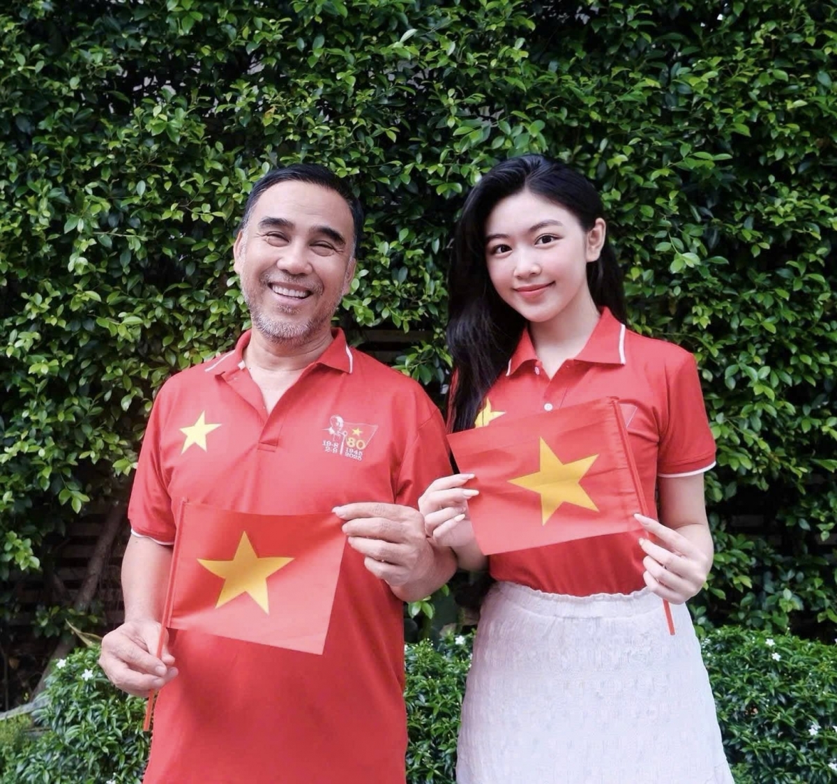 Quyền Linh chia sẻ bộ ảnh cả gia đình cùng diện áo cờ đỏ sao vàng và cầm trên tay lá cờ Tổ quốc. Nam diễn viên chia sẻ: "Mừng 80 năm Tết Độc lập. Chúc cả nhà kỳ nghỉ lễ nhiều niềm vui". Trong ảnh, Quyền Linh rạng rỡ bên cạnh con gái Lọ Lem.