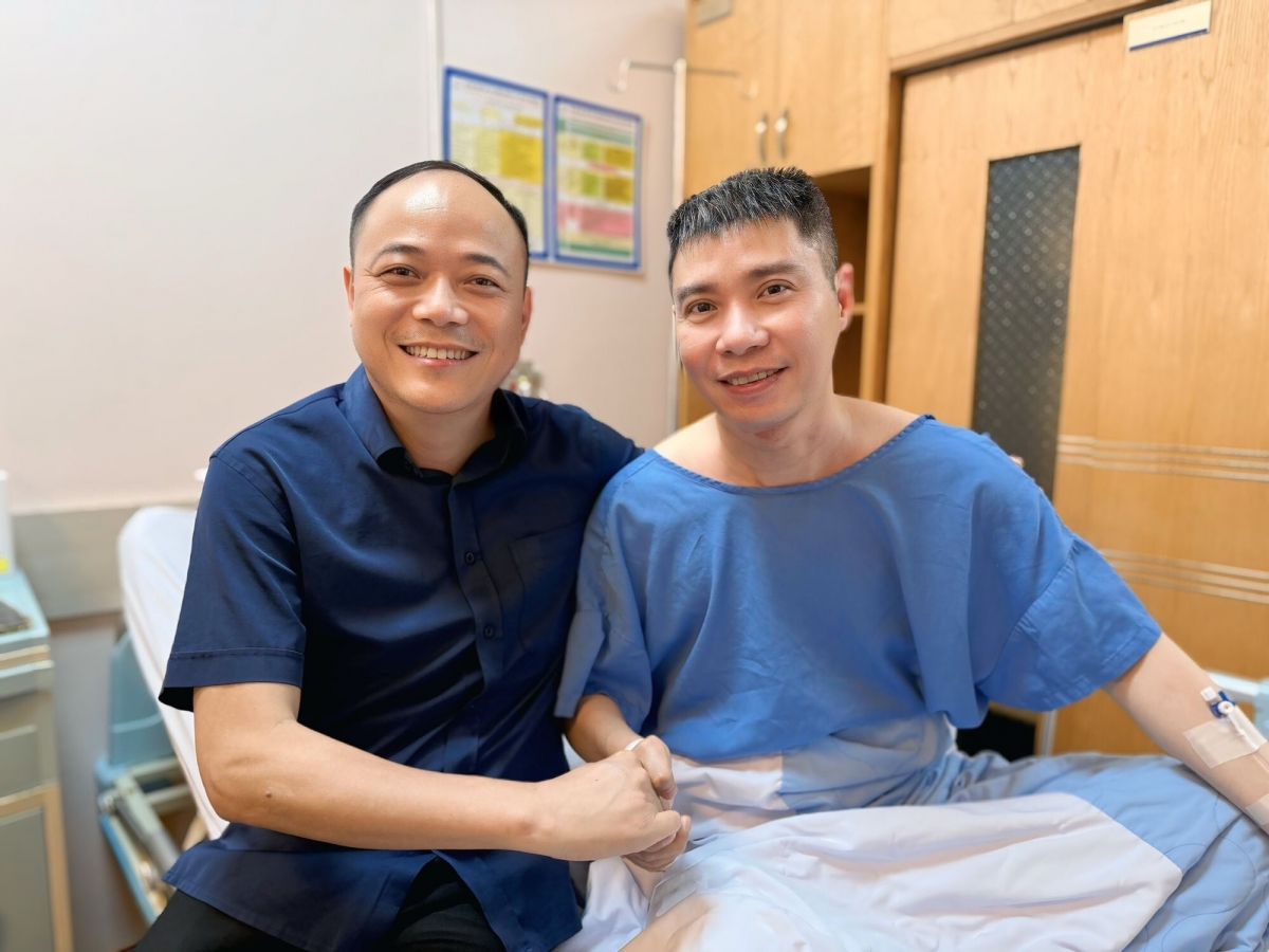 Vợ Nghệ sĩ nhân dân Công Lý cho biết tinh thần của NS Công Lý bất ổn khi nhập viện. "Trong 10 ngày đó, anh Lý tinh thần khá bất ổn. Bởi, anh Lý hay mình cũng đều sợ bệnh viện. Có lẽ, ai từng có thời gian nằm viện lâu cũng đều có sự ám ảnh. Anh Lý rất yếu lòng và mong manh như em bé mới lớn vậy", cô cho hay.