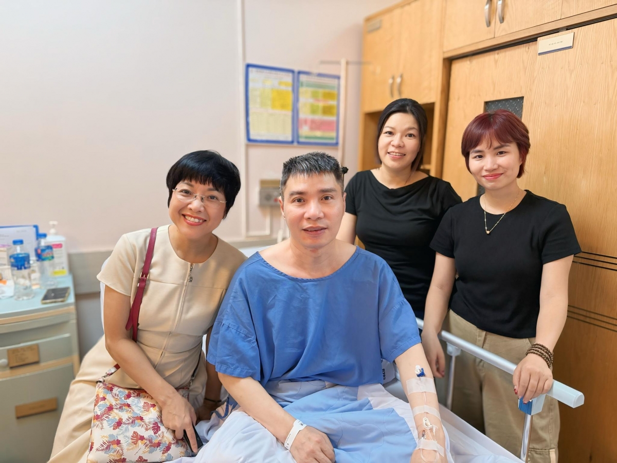 Sao Việt 6/9: MC Thảo Vân được khen khéo ứng xử khi vào viện thăm chồng cũ - NSND Công Lý - và động viên anh mau khỏe sau ca mổ sỏi thận.