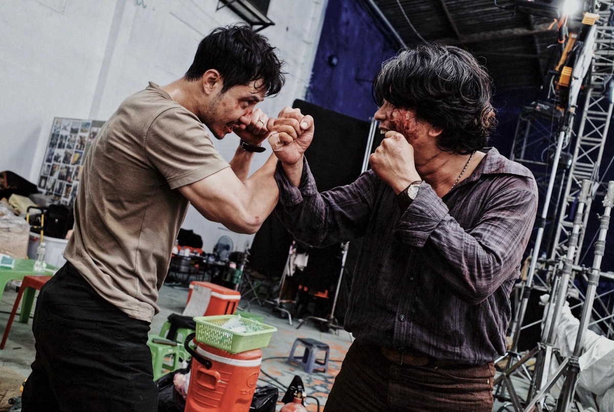 Thanh Sơn cùng các diễn viên trải qua quá trình luyện tập khắc nghiệt cho những cảnh chiến đấu trên máy bay