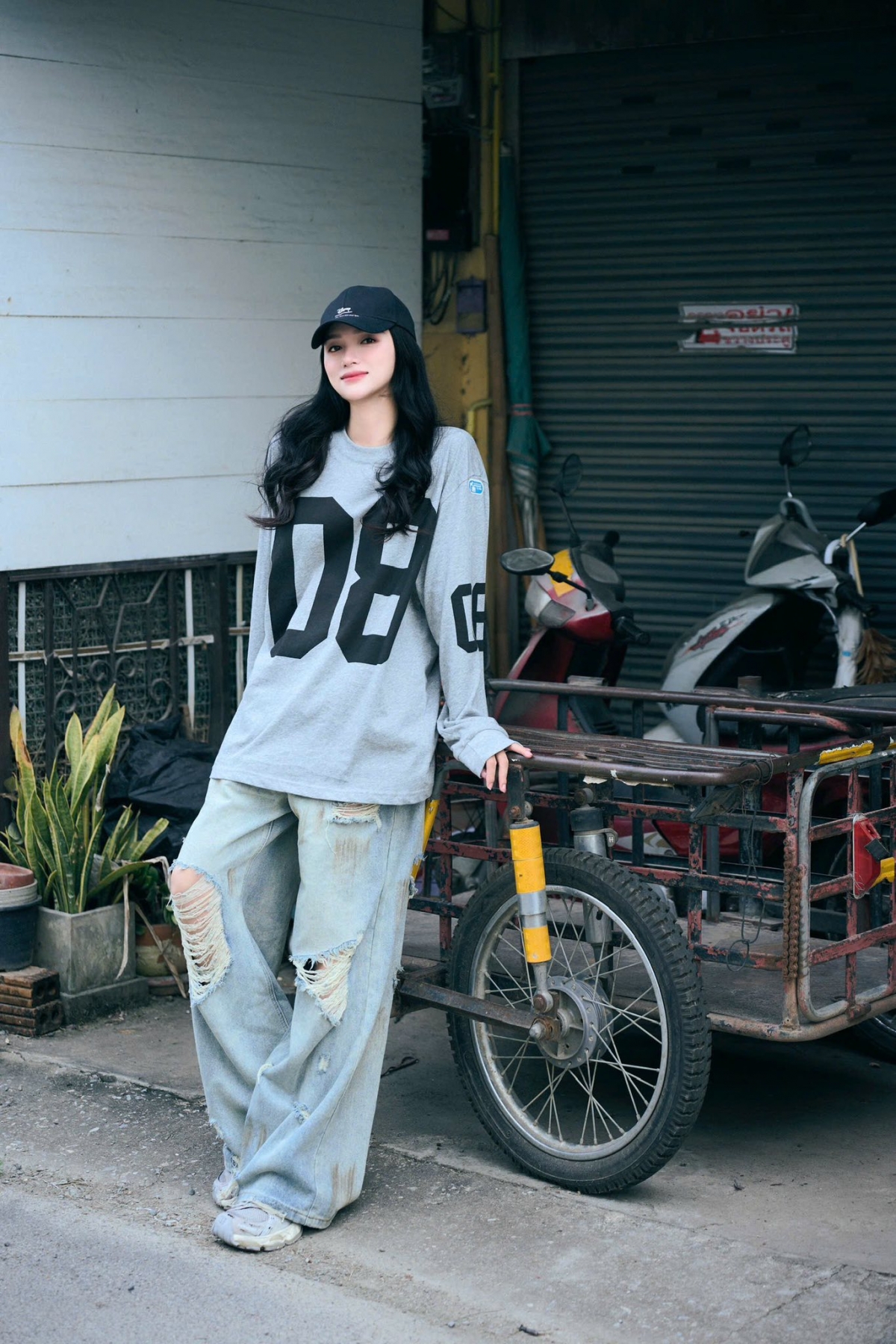 Hoa hậu Hương Giang dạo quanh Chiangmai, Thái Lan. Người đẹp diện trang phục trẻ trung, thoải mái, thưởng thức ẩm thực đặc trưng nơi đây.