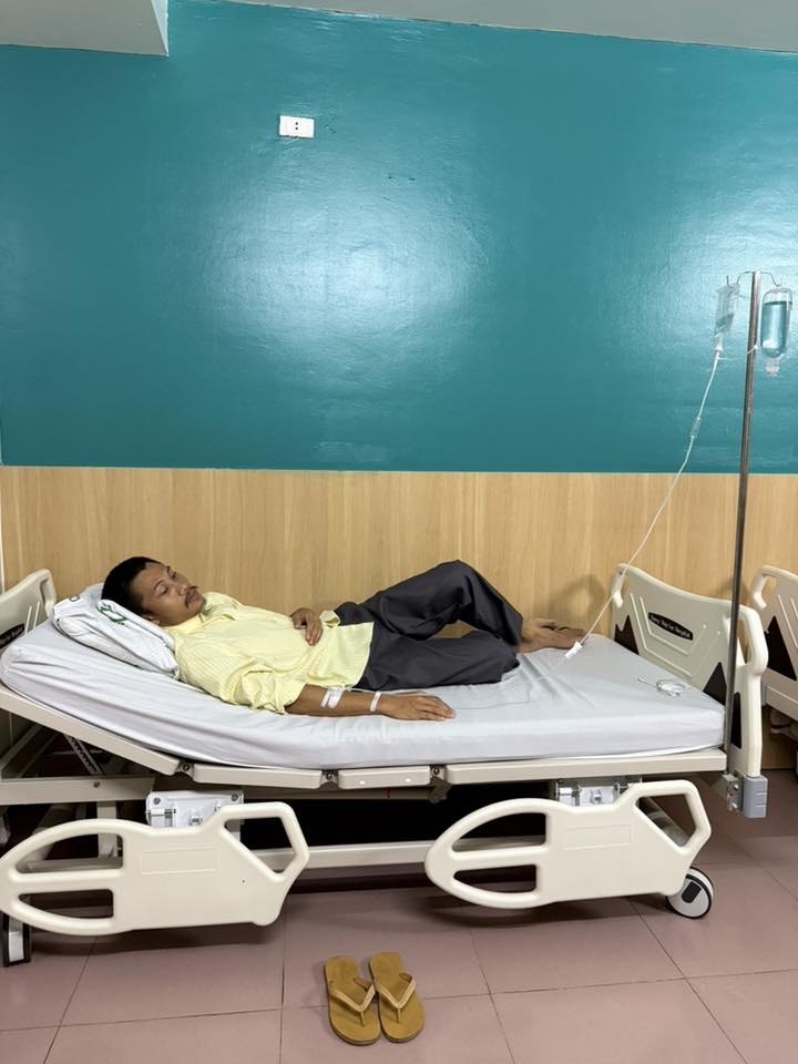 Phương Nam, diễn viên thủ vai Tạ trong phim "Mưa đỏ" đăng ảnh trên giường bệnh kèm chia sẻ: "Quyết không bỏ cuộc, mọi người đợi Phương Nam nhé". Anh cho biết bị sốt virus cúm A và đang nhập viện truyền nước.