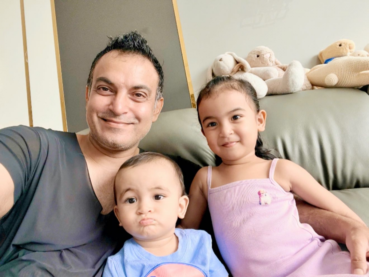 Ca sĩ Võ Hạ Trâm đăng ảnh ông xã chụp cùng hai con, nói rằng mình là người “đẻ thuê” vì hai con giống hệt bố.