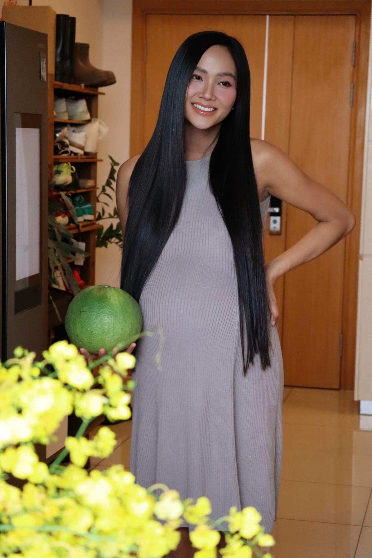 Hoa hậu H'Hen Niê khoe mái tóc dài óng ả nhờ dùng vỏ bưởi: “Nấu vỏ bưởi cho tóc mọc tung tăng, bóng đen tuyền dáng tóc mượt mà”.