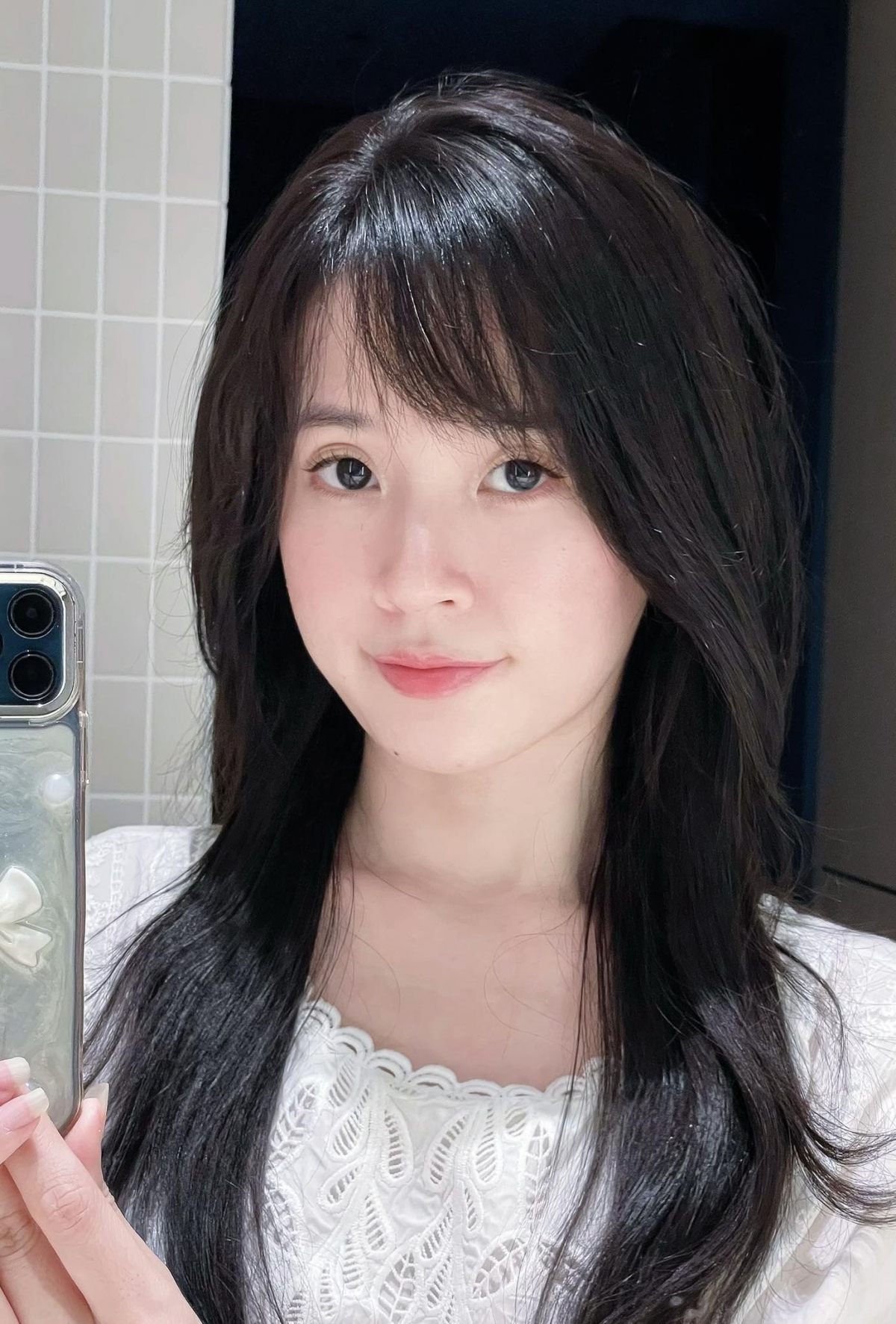 Midu đăng ảnh “cập nhật tóc mới đón Trung thu”. Cộng đồng mạng dành nhiều lời khen cho nhan sắc “trẻ như nữ sinh” của cô. (Nguồn: FBNV)