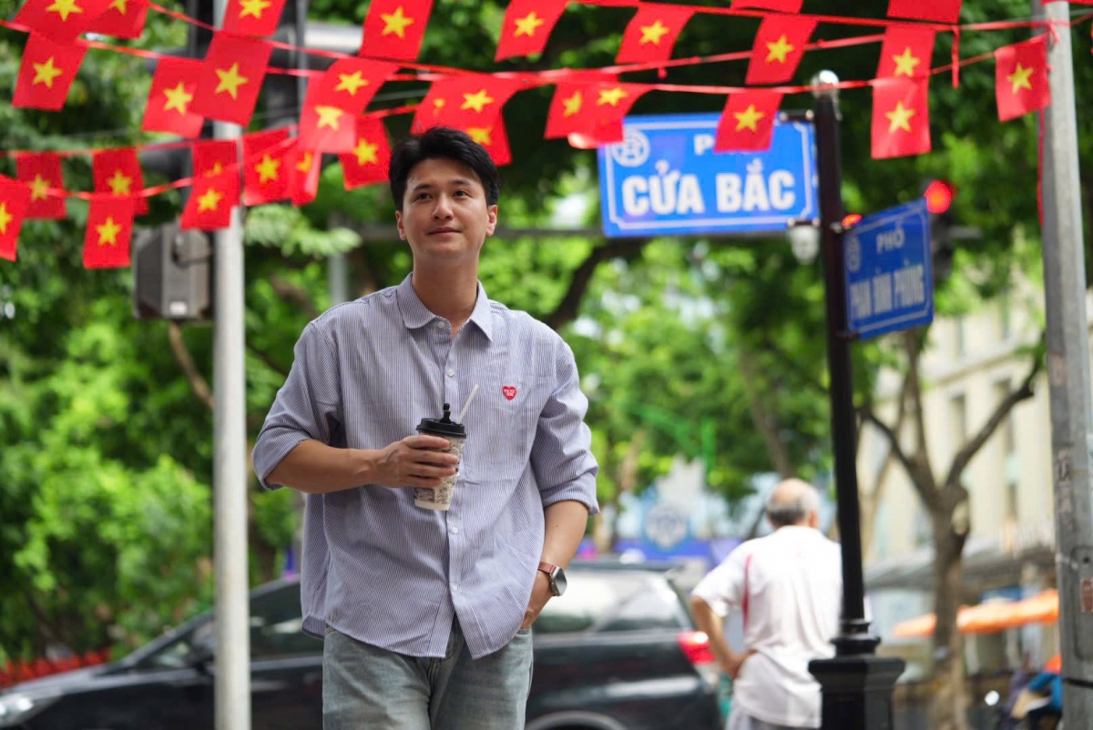 Diễn viên Huỳnh Anh diện trang phục đơn giản, dạo phố vào cuối tuần.