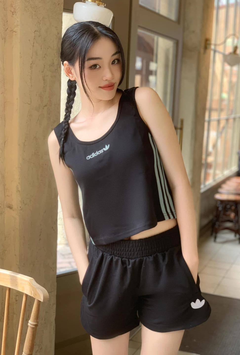 Tân Miss Grand Vietnam 2025 sở hữu gương mặt cá tính, đường nét sắc sảo, nổi bật là đôi môi dày gợi cảm. Người đẹp có vóc dáng mảnh mai và thường ưu tiên chọn áo crop top để tôn lợi thế eo thon.