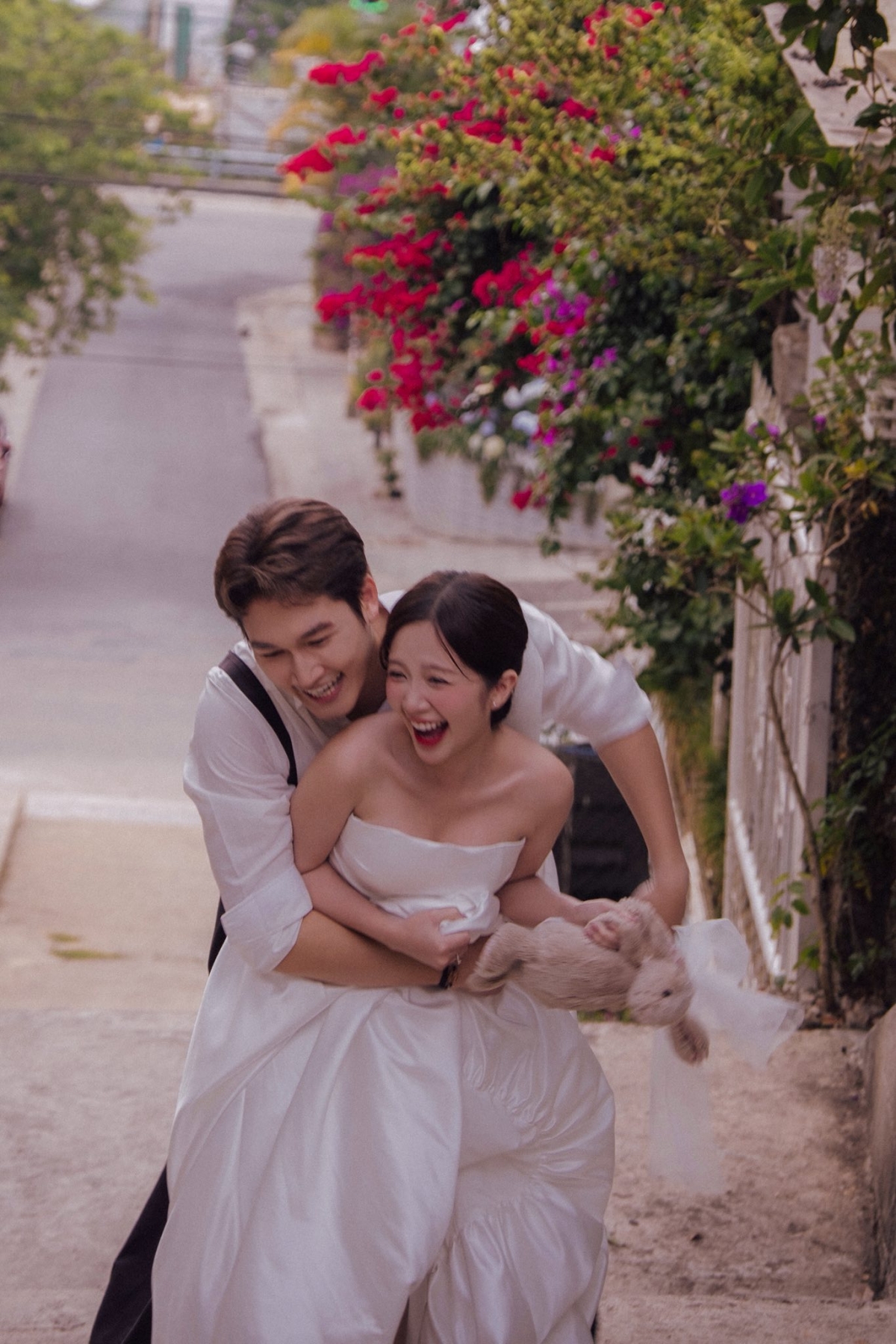 Bên dưới bài đăng, nhiều khán giả, bạn bè, đồng nghiệp gửi lời khen và lời chúc tốt đẹp cho cặp đôi. "Cưng quá, mãi hạnh phúc nha hai bé", diễn viên Lã Thanh Huyền bày tỏ.