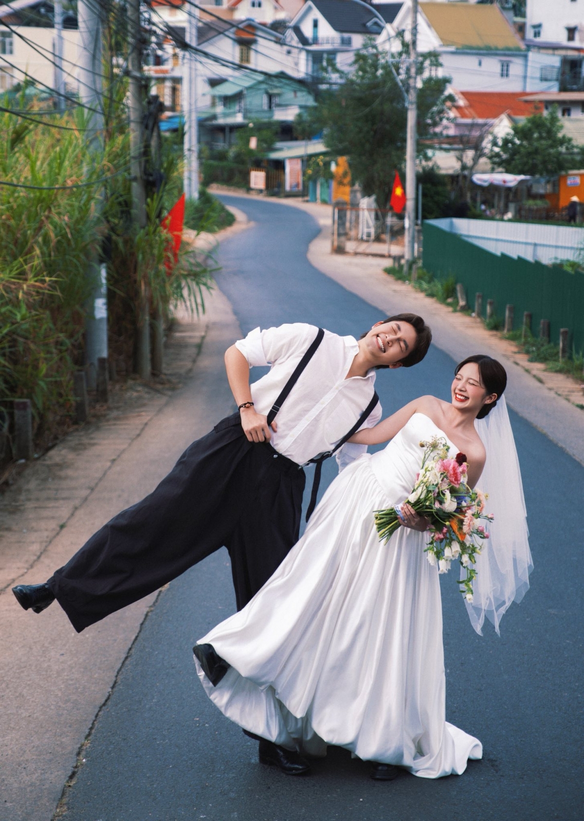 Trước thềm đám cưới vào tháng 11 năm nay, Đình Tú và Ngọc Huyền lưu giữ những khoảnh khắc đáng nhớ trong bộ ảnh cưới. Mới đây, cặp đôi thực hiện bộ ảnh cưới theo phong cách phim màu cổ điển tại Đà Lạt.