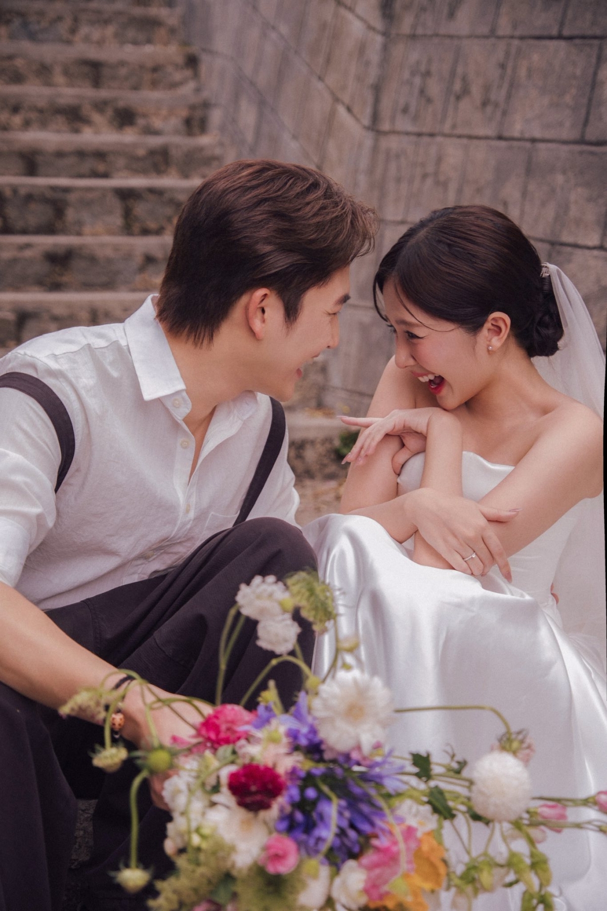 Trước đó, vào tháng 6/2025, Đình Tú đăng ảnh cầu hôn diễn viên Ngọc Huyền, chính thức công khai mối quan hệ tình cảm. Hai người vướng tin đồn hẹn hò từ năm 2023 nhưng chưa từng lên tiếng về mối quan hệ tình cảm.