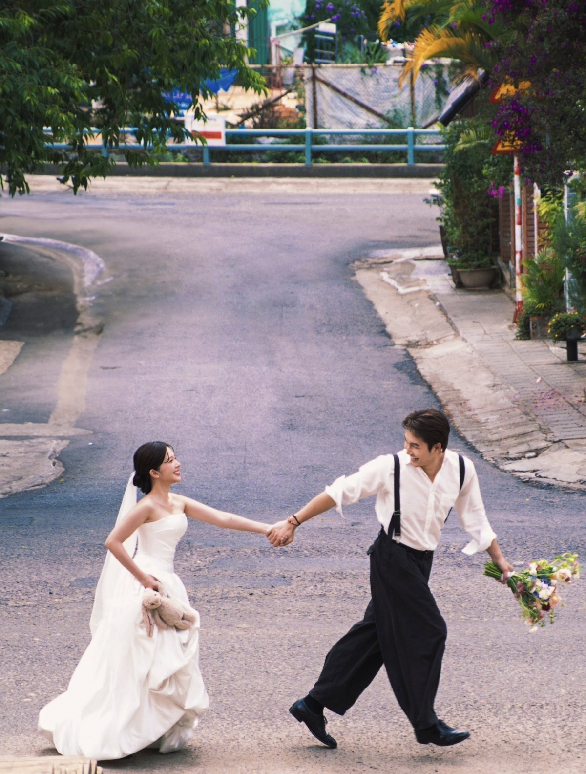 Bộ ảnh cưới được thực hiện ngoài trời, mang màu sắc cổ điển, gợi nét hoài niệm lãng mạn.