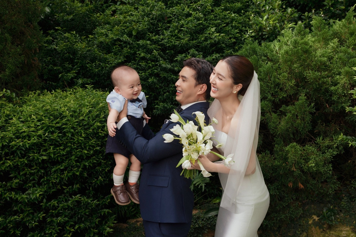 Con trai của Hồ Quang Hiếu và bà xã Tuệ Như, xuất hiện trong bộ ảnh trước thềm đám cưới của bố mẹ. Em bé tỏ vẻ hợp tác, vui vẻ khi được mặc quần áo đẹp để chụp ảnh cùng bố mẹ. “Khách VIP trong bộ ảnh cưới của ba mẹ, chụp xong phải trả công ngay bằng bình sữa”, nam ca sĩ viết.