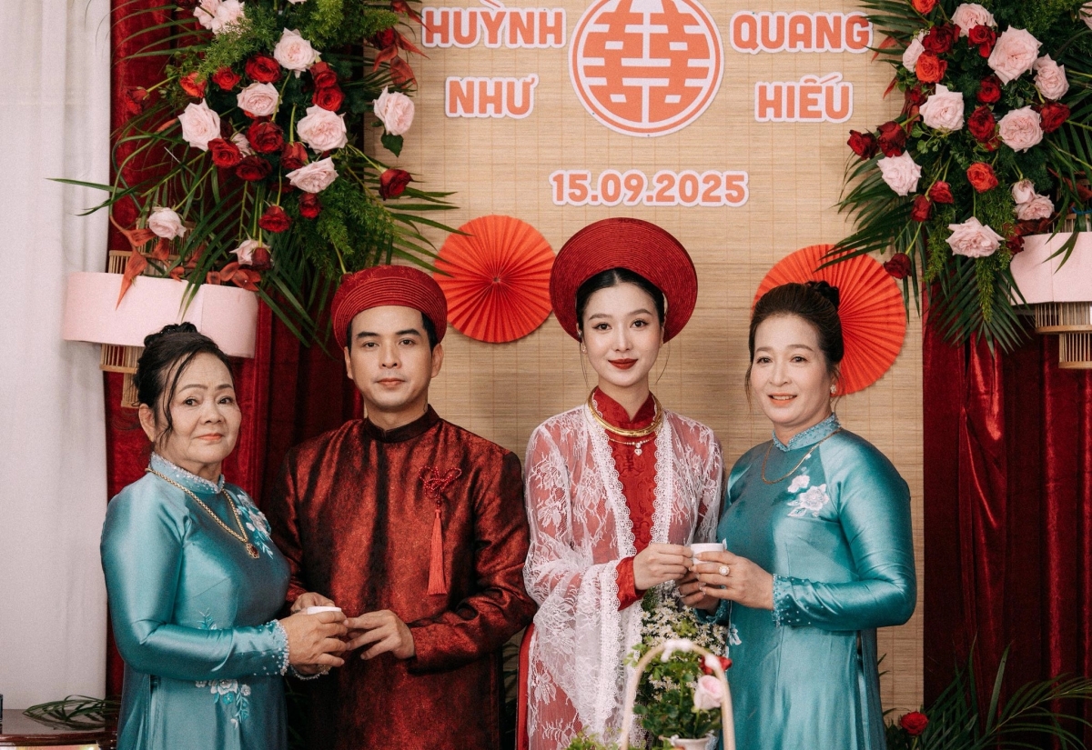 Ca sĩ Hồ Quang Hiếu và bà xã Tuệ Như tổ chức lễ vu quy ấm cúng tại quê nhà Cà Mau, theo phong cách truyền thống, không mời khách, hôm 15/9.