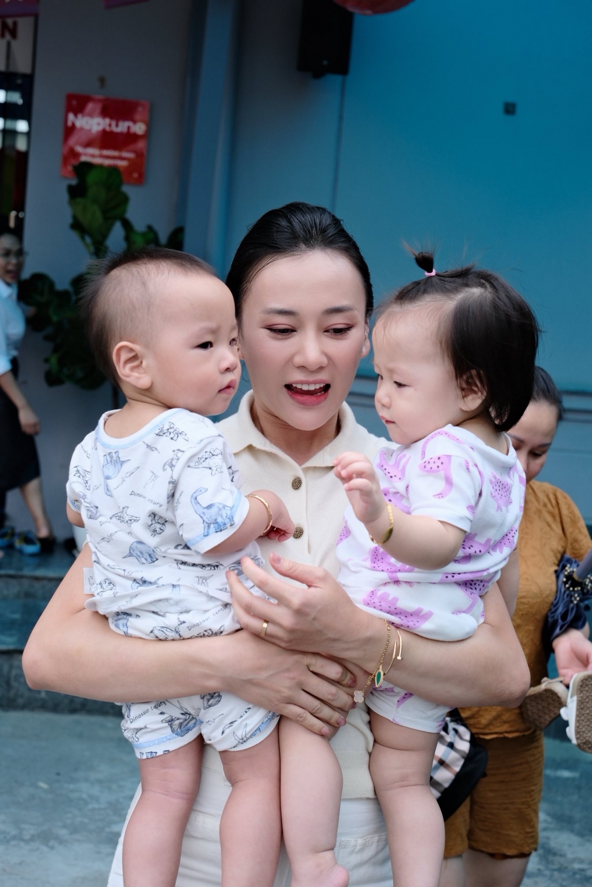 Diễn viên Phương Oanh chia sẻ về ngày đầu tiên đi học của hai con song sinh. “Ngày đầu ‘nhập ngũ’ của hai thanh niên: Khi đi hoành tráng khi về mắt sưng”, cô viết. (Nguồn: FBNV)