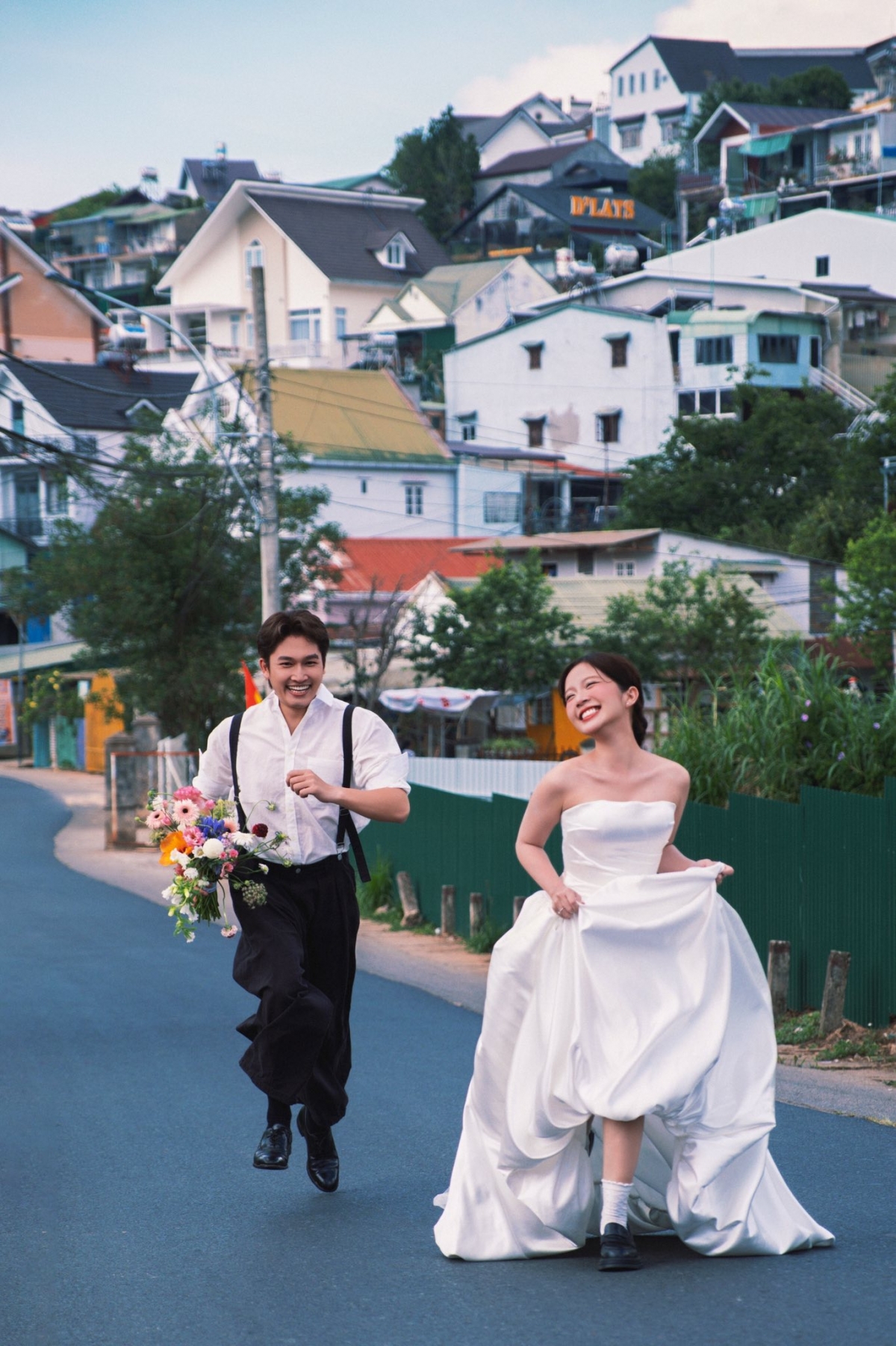 Đình Tú đăng ảnh cưới kèm dòng những dòng nhắn nhủ gửi tới vợ tương lai: "Anh kiếm nhiều tiền, cưới em, thương em, đưa em đi mọi nơi. Chỉ cần em thích, trong khả năng của anh, anh sẽ làm và chiều chuộng em thật nhiều".