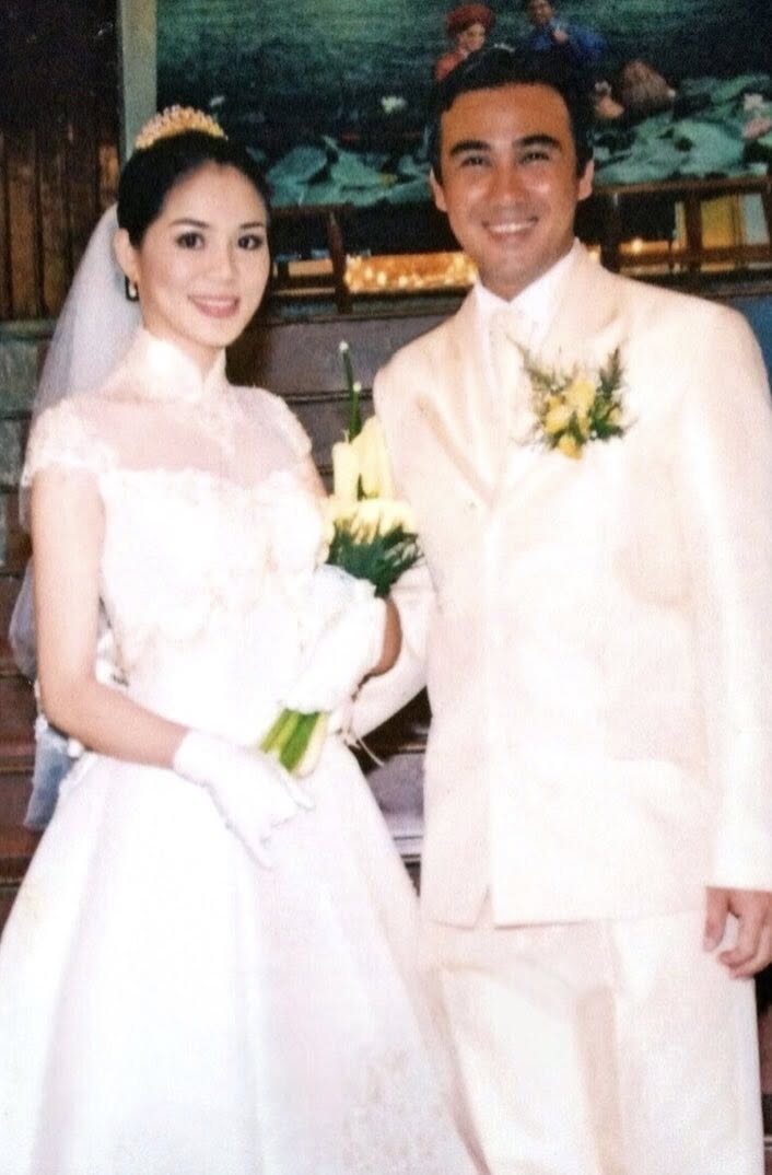 MC Quyền Linh đăng ảnh cưới ngày xưa nhân dịp kỷ niệm 20 năm ngày cưới với bà xã Dạ Thảo. “Cảm ơn em yêu đã cùng đồng hành với anh suốt 20 năm nhé, 20 năm trước hai đứa gặp nhau 2 bàn tay trắng không có gì. Sau 20 năm cố gắng nỗ lực chúng ta đã có 2 cô gái Lọ Lem &amp; Hạt Dẻ đáng yêu”, nam nghệ sĩ viết. (Nguồn: FBNV)