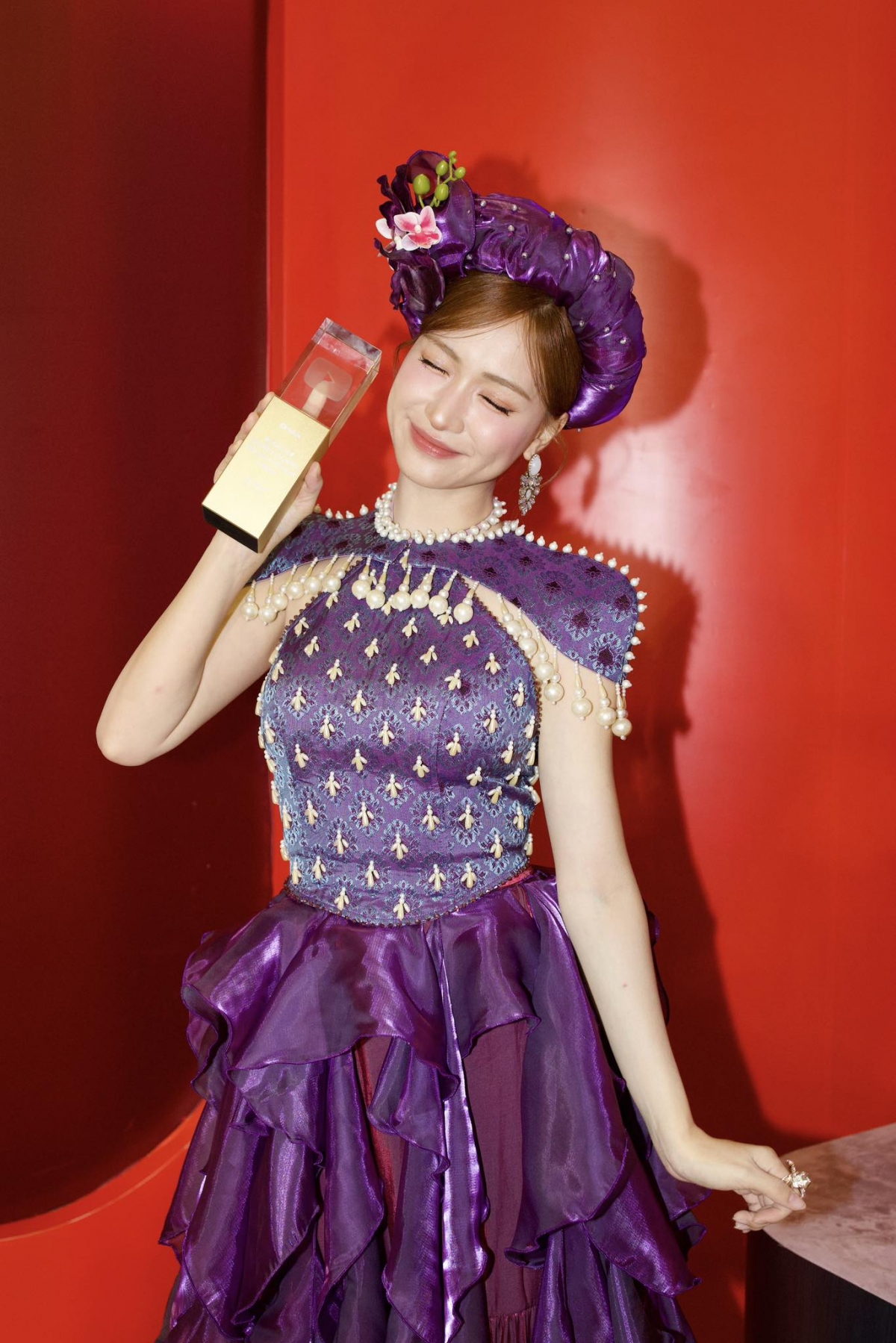 Hòa Minzy chia sẻ: "Hôm nay Hòa Minzy rất vui khi nhận được giải thưởng Nghệ sĩ truyền cảm hứng văn hóa Việt Nam năm 2025 do YouTube Việt Nam trao tặng".