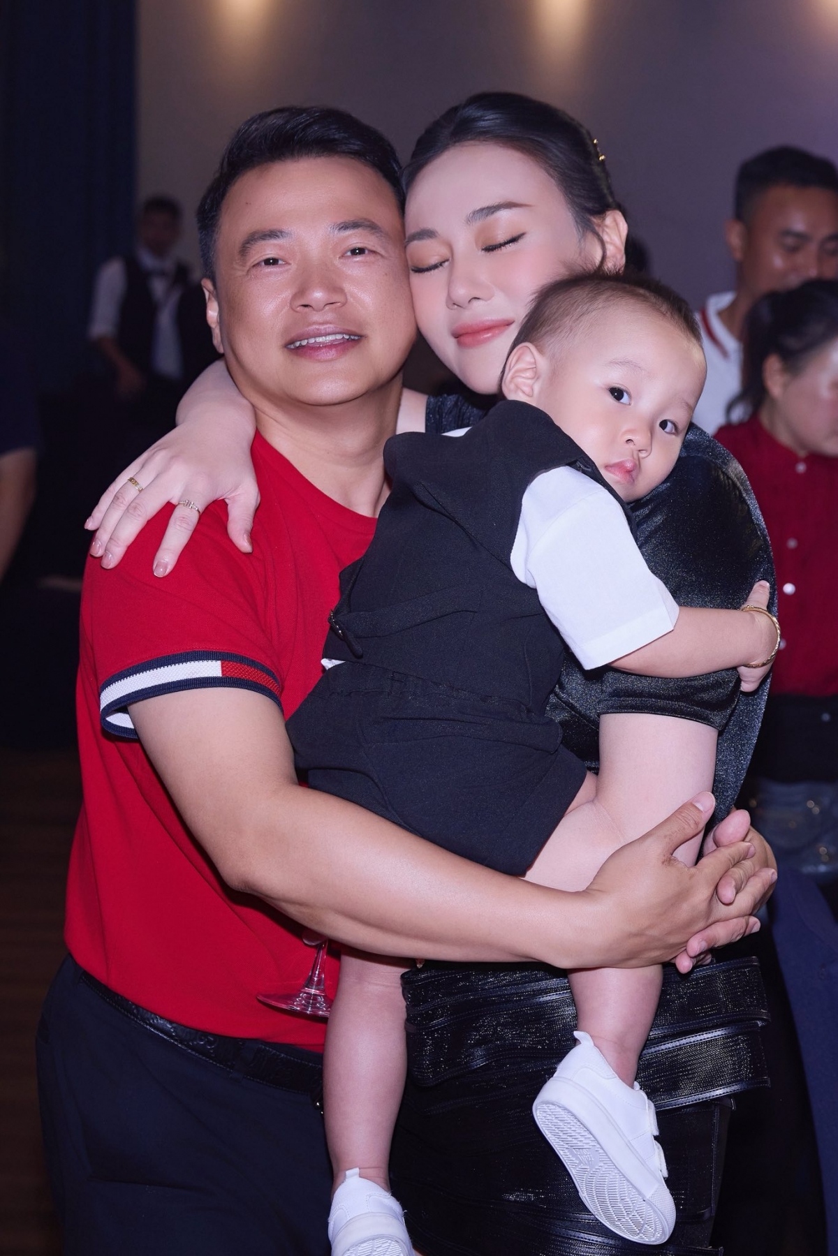 Diễn viên Phương Oanh chia sẻ khoảnh khắc hạnh phúc bên chồng và con.