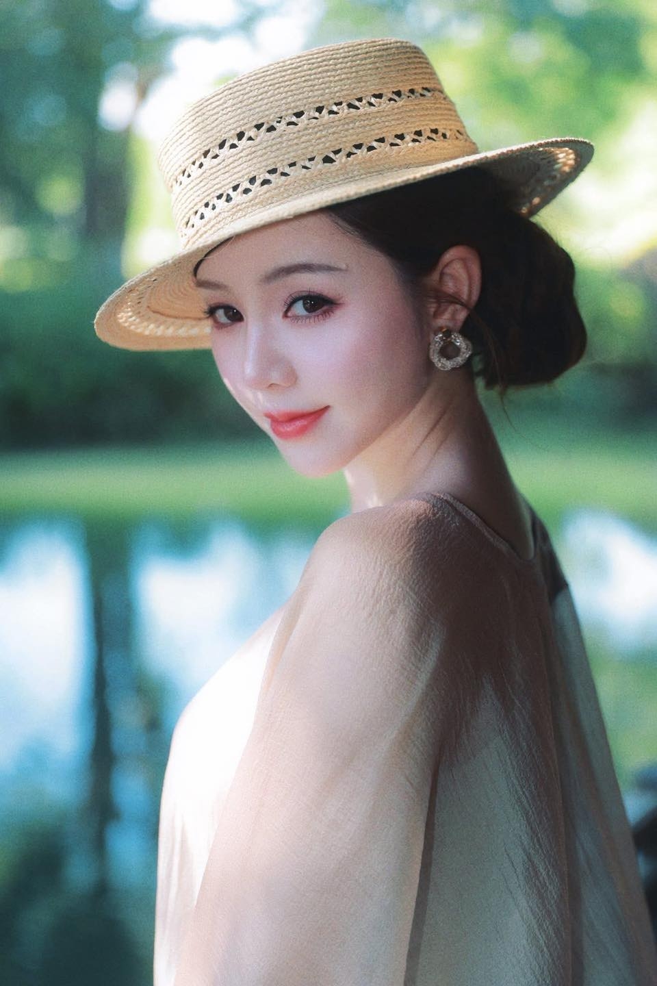 Quỳnh Kool khoe nhan sắc trong trẻo trong bộ ảnh mới.