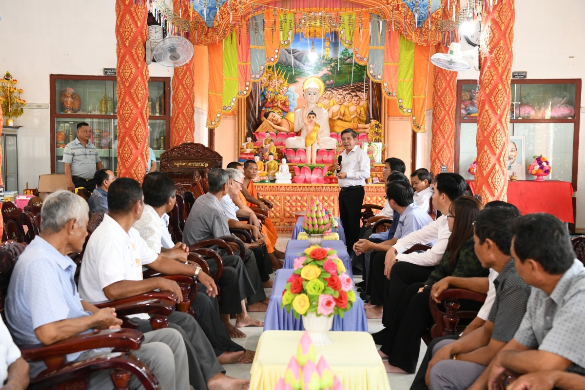 Ông Đồng Văn Thanh, Chủ tịch HĐND thành phố Cần Thơ đã đến thăm và chúc mừng lễ Sen Đôn Ta của đồng bào Khmer năm 2025 tại chùa Tứk Pray, xã Long Phú